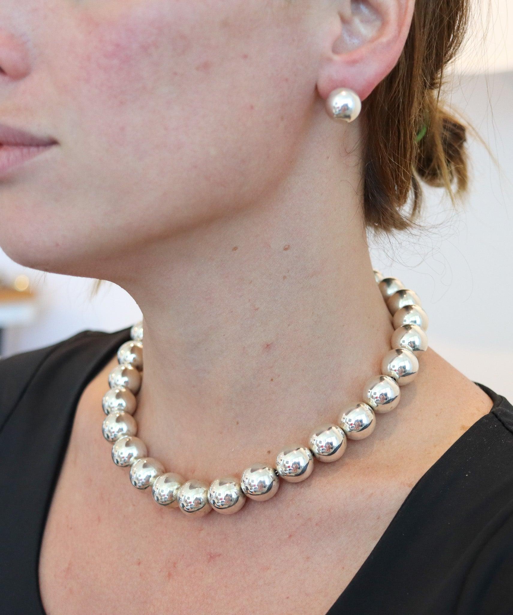 TIFFANY & CO. Collana modernista con palline sferiche in argento 925 In condizioni ottime in vendita a Miami, FL