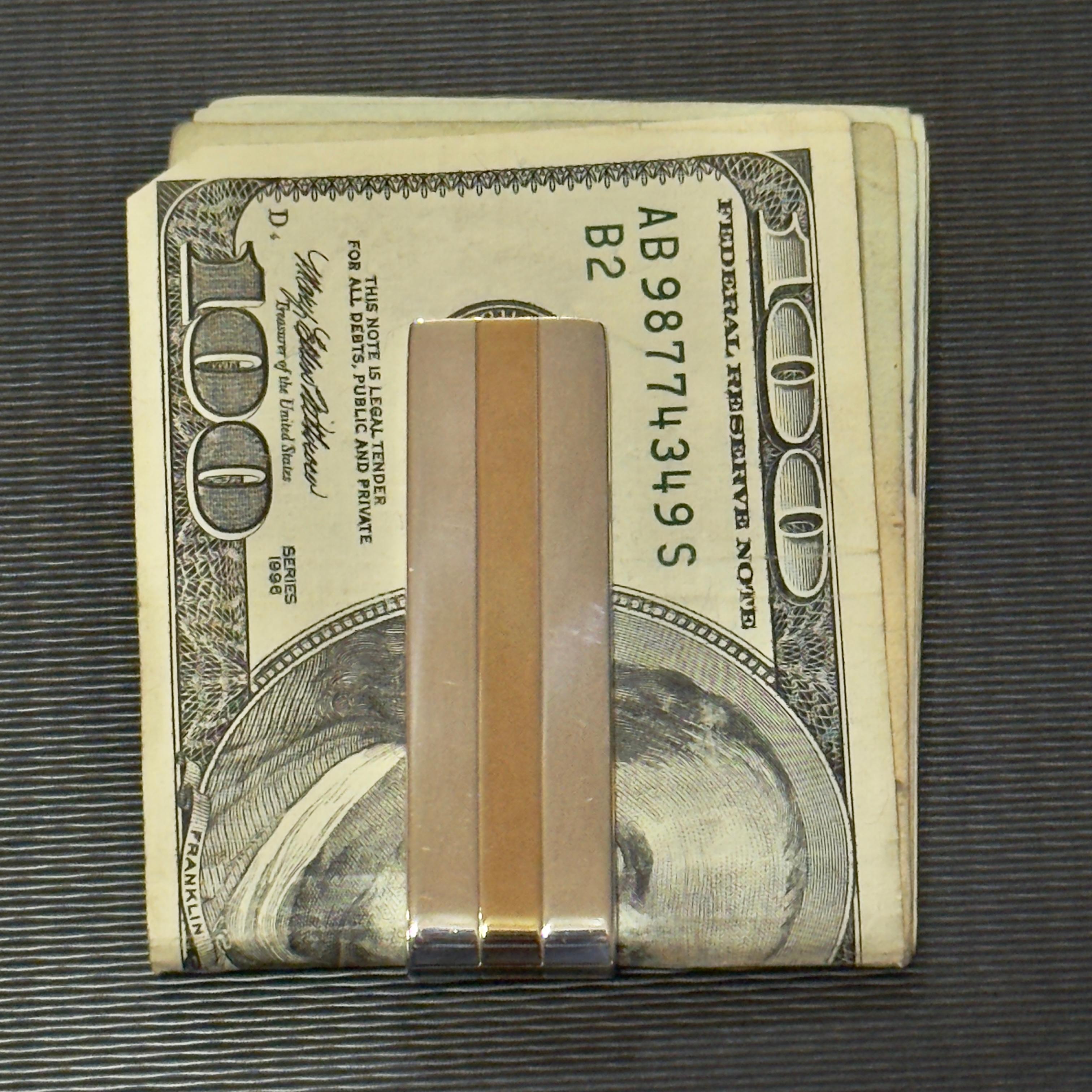 Auténtico clip para billetes Tiffany & Co Oro de 18 quilates + plata de ley TIF912

Esta llamativa pinza para billetes de Tiffany & Co. presenta un lujoso diseño de doble metal, que combina oro de 18 quilates con plata de ley.

Una audaz declaración