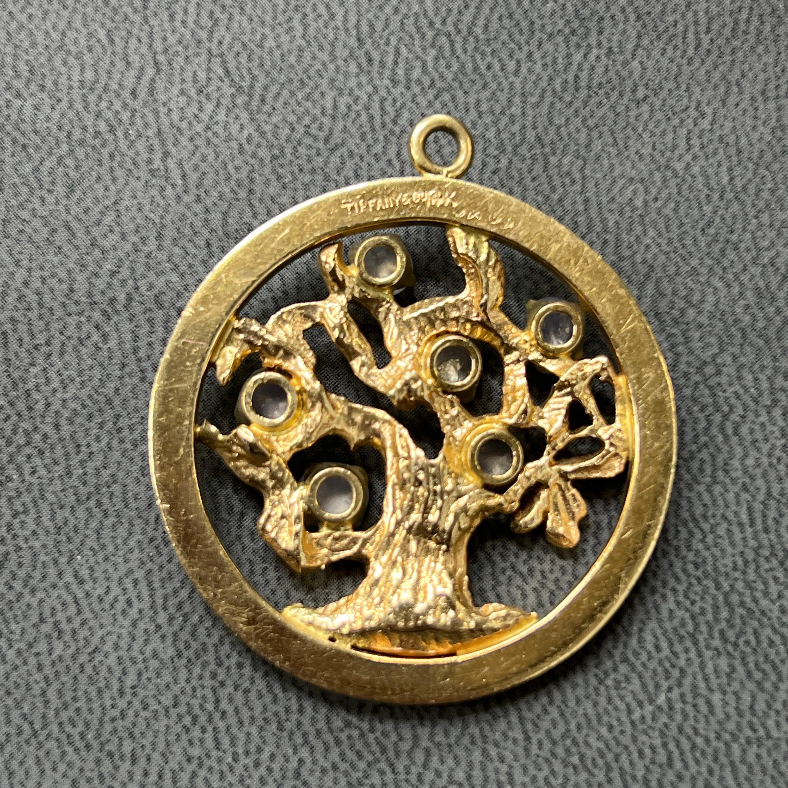 Tiffany & Co Pendentif arbre de vie en pierre de lune Excellent état - En vente à New York, NY