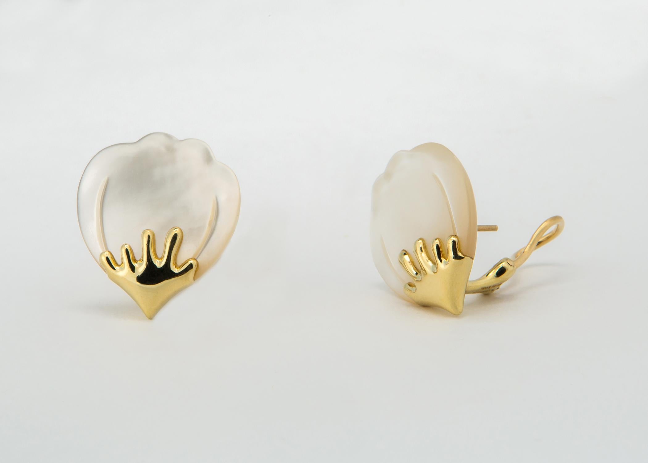 Tiffany & Co. Perlmutt- und Gold-Rosenblatt-Ohrringe im Zustand „Hervorragend“ im Angebot in Atlanta, GA
