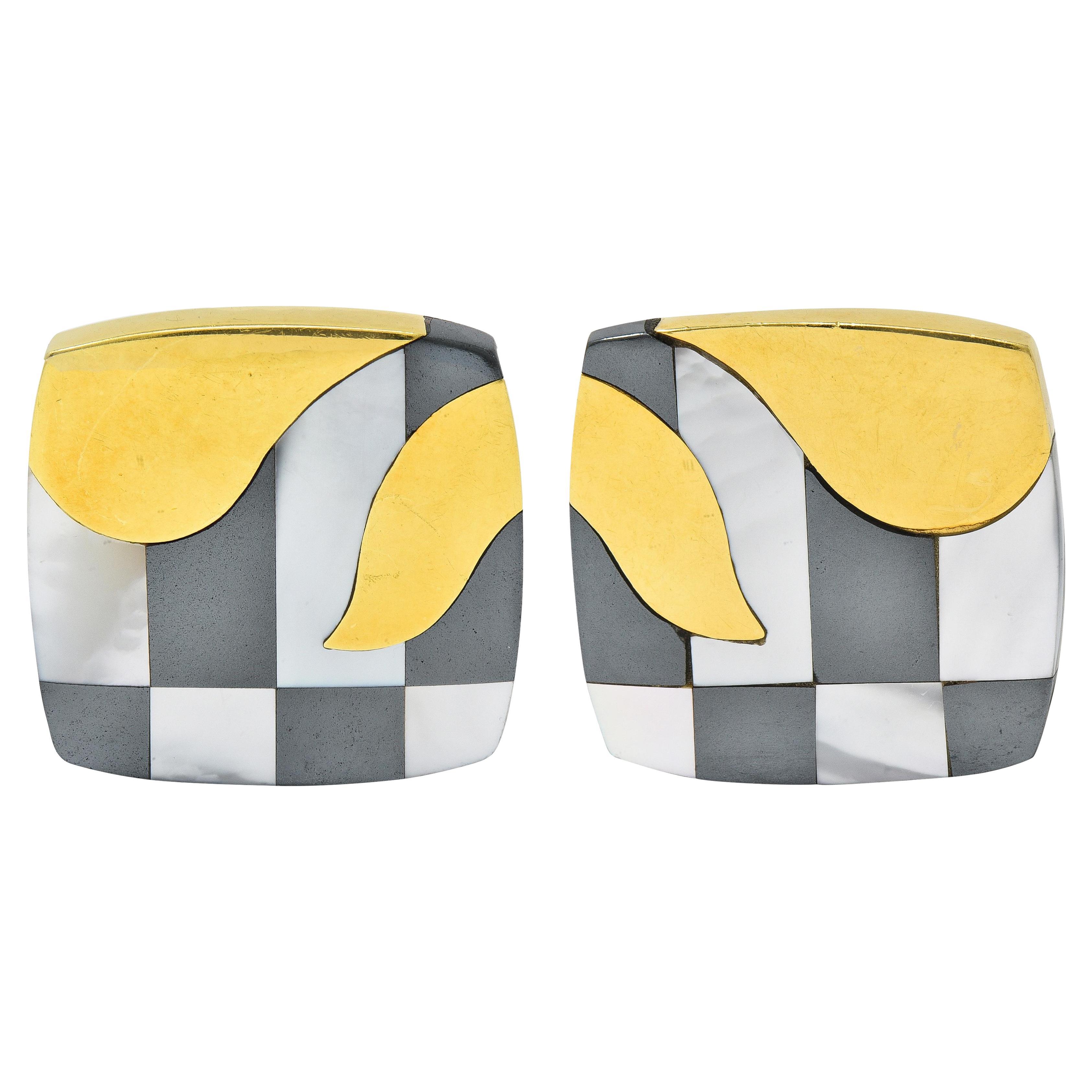 Tiffany 
Co. Boucles d
oreilles nacre hématite en or 18K avec incrustation de coussin Vintage