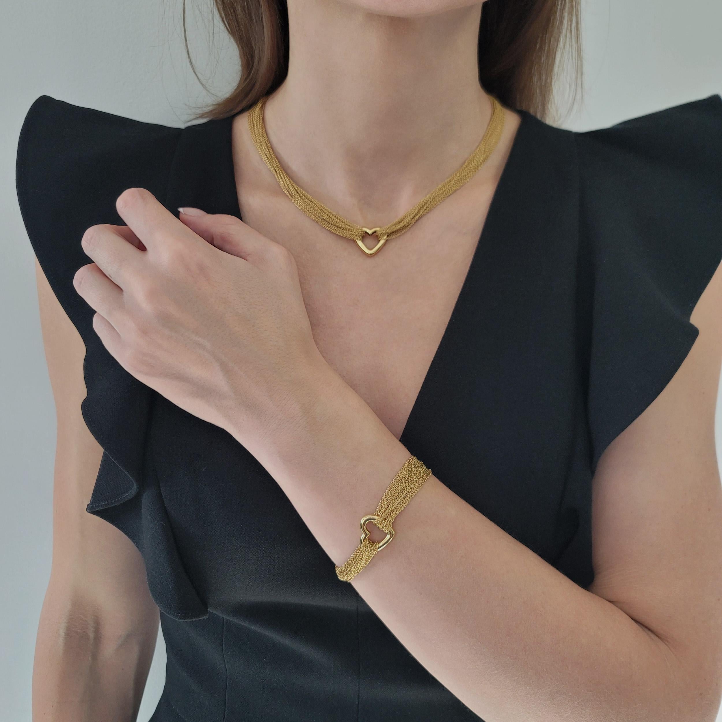 Tiffany & Co. Collana a cuore con catena a più fili e
Bracciale in oro giallo 18 carati. Dotato di levetta
chiusura. Tiffany & Co. Collana con cuore a catena a più fili in oro giallo 18k.
Dotato di chiusura ad alamaro. La collana è caratterizzata da