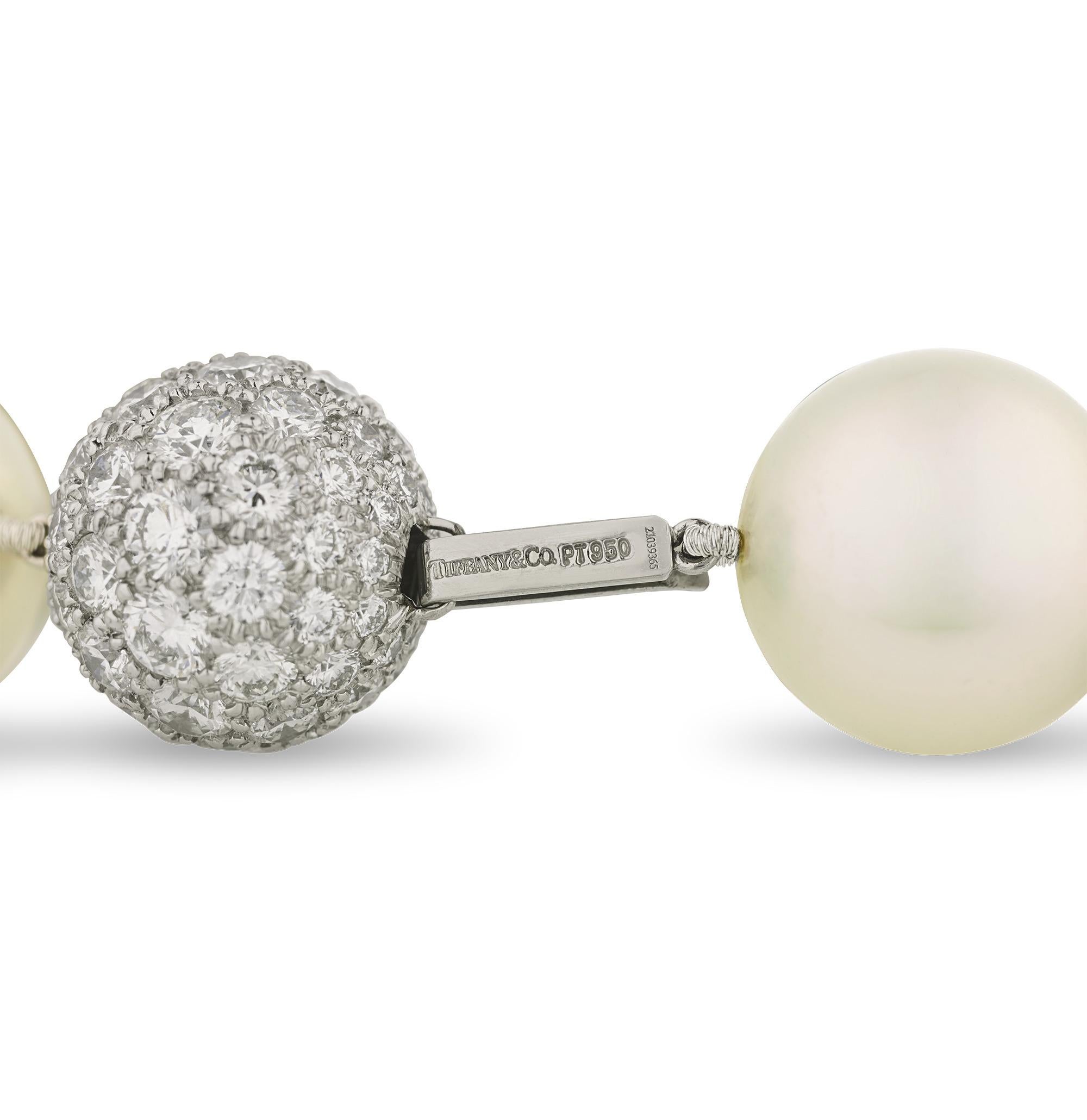 D'une qualité exceptionnelle, ce rang de perles des mers du Sud de la célèbre maison Tiffany & Co. présente un large éventail de couleurs. Affichant des teintes allant du blanc lustré et des nuances de gris au noir profond et aux ors vibrants, ces