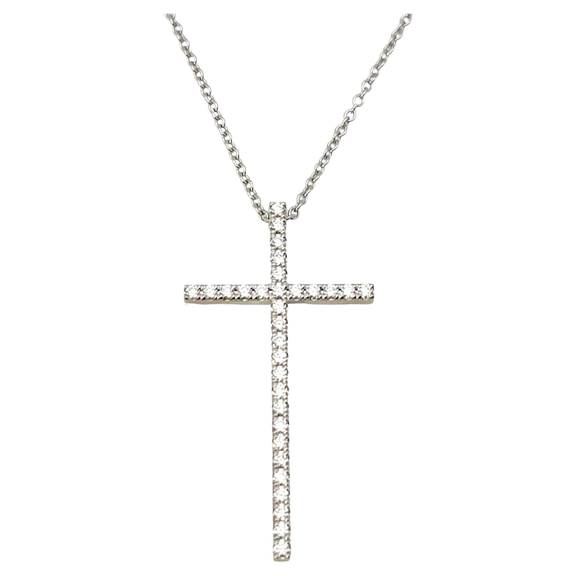 Tiffany & Co. Collier pendentif croix étroite en or blanc 18 carats et diamants en vente