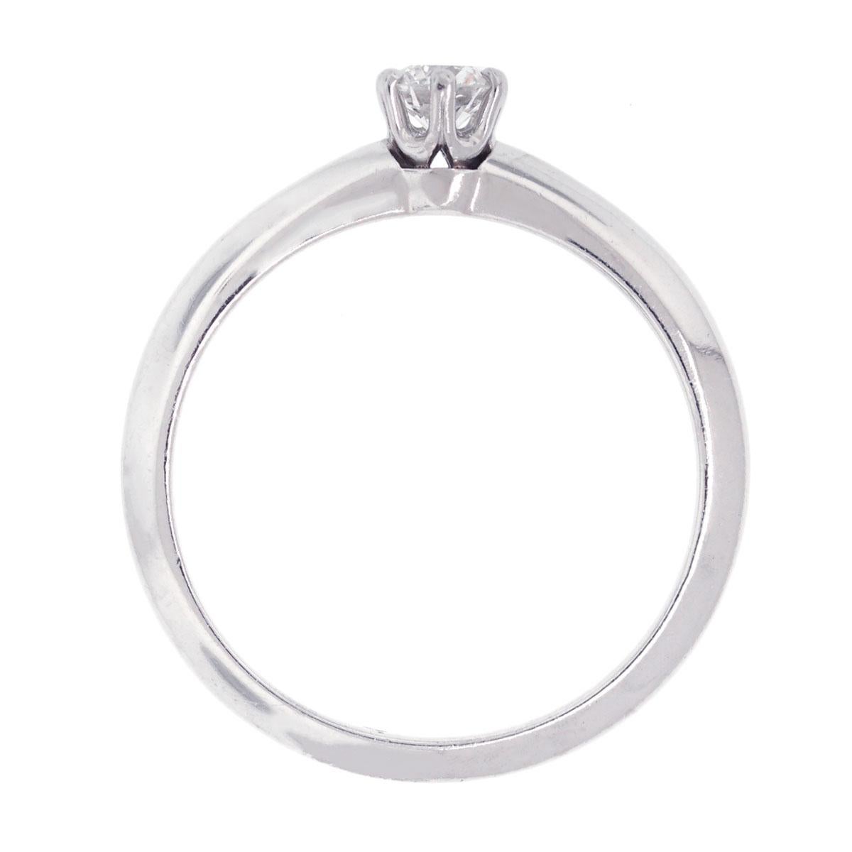 Tiffany & Co. Bague de fiançailles en platine avec diamant rond naturel de 0,21 carat, en stock

Découvrez cette exquise bague solitaire en diamant naturel de Tiffany & Co. en platine. Un diamant classique brillant est serti dans un anneau élégant