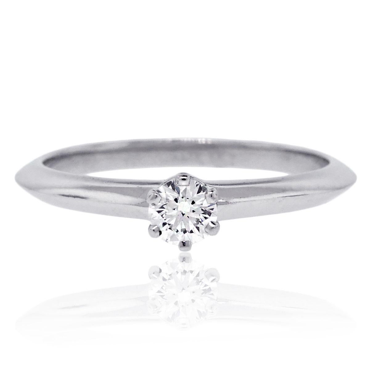 Moderniste Tiffany & Co. Bague de fiançailles en platine avec diamant rond naturel de 0,21 carat, en stock en vente