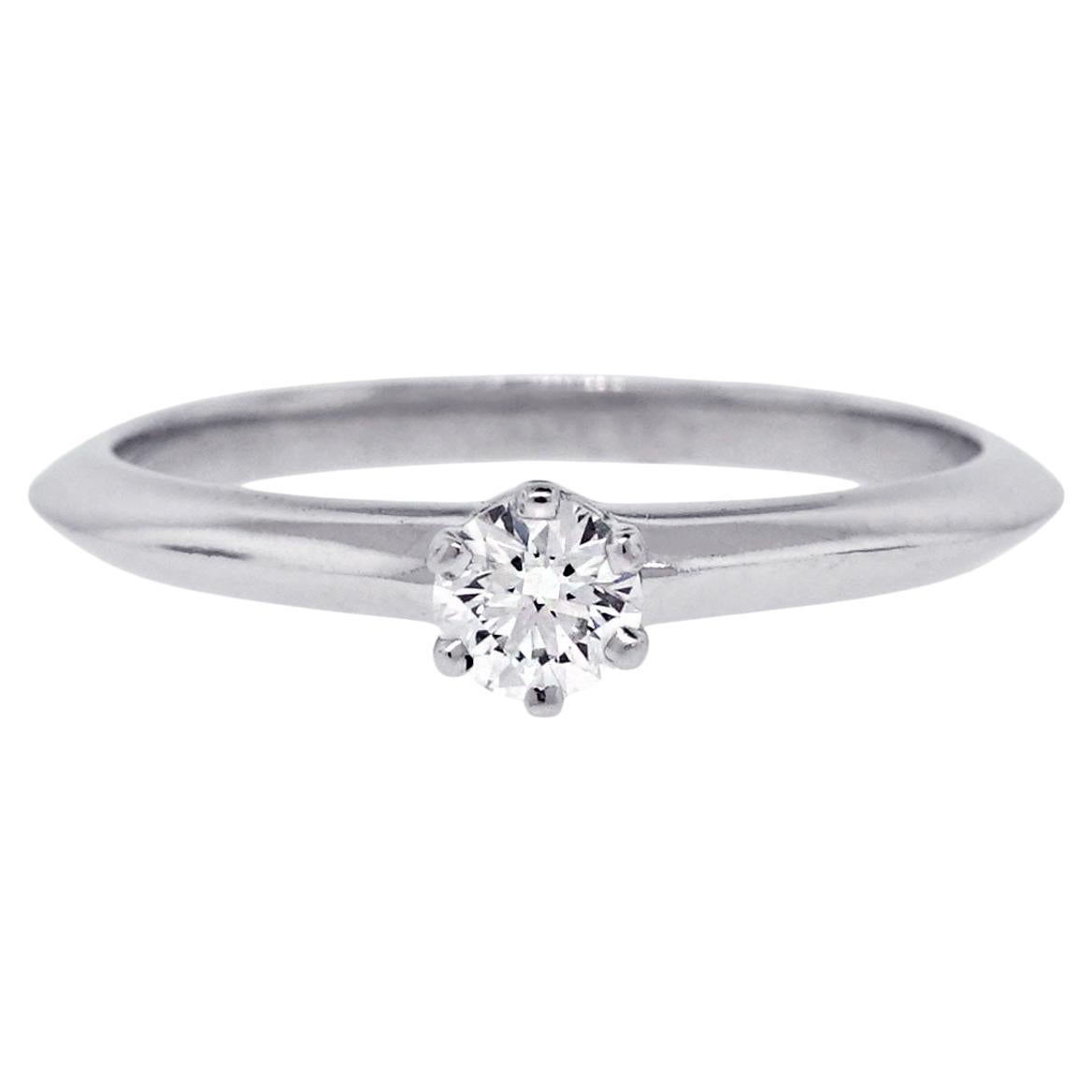 Tiffany & Co. Verlobungsring aus Platin mit natürlichem 0,21 Karat rundem Diamanten, auf Lager