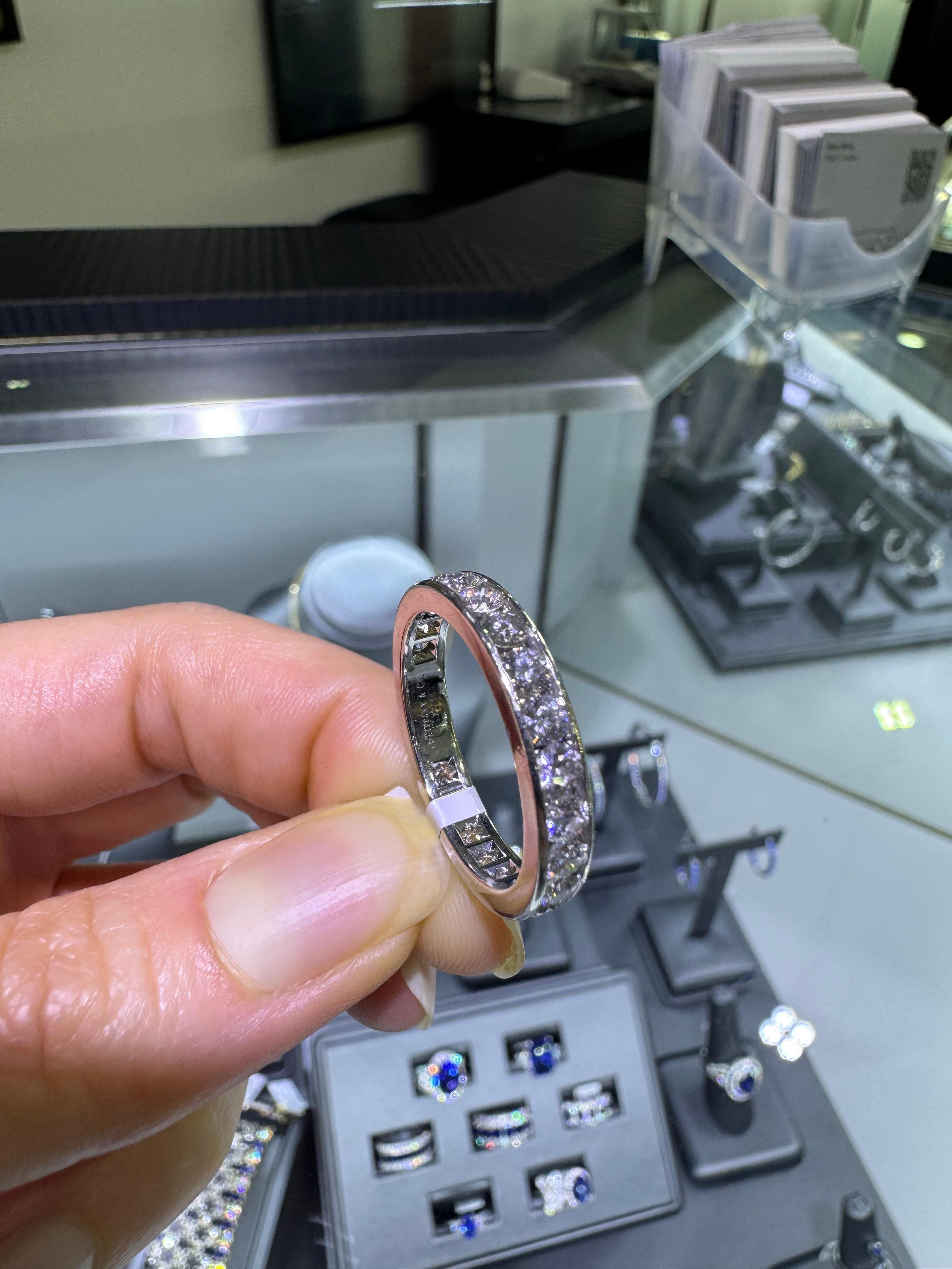 Tiffany & Co. Anello di eternità in platino con diamante naturale incastonato a canale In magazzino in vendita 4