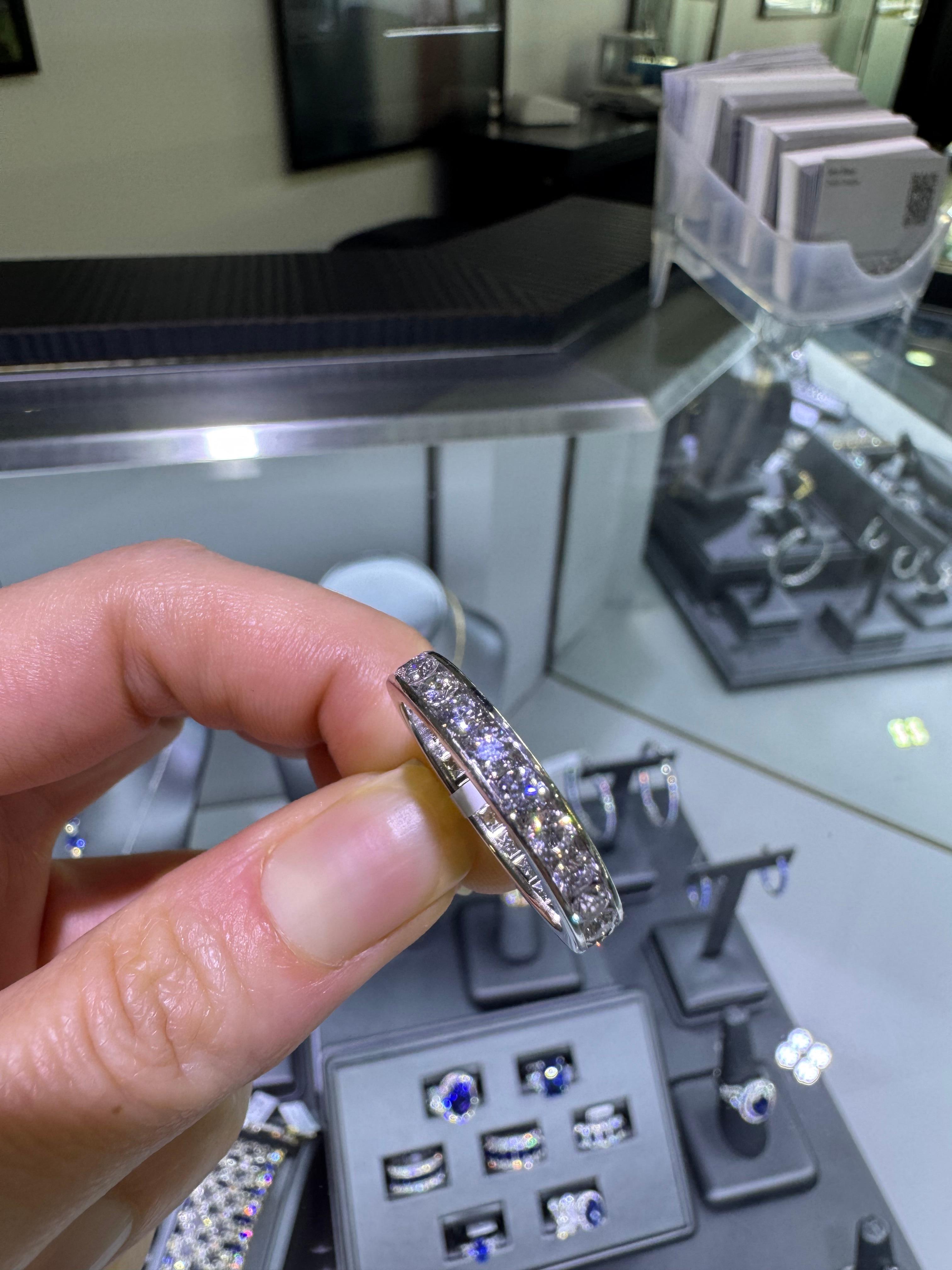 Tiffany & Co. Anello di eternità in platino con diamante naturale incastonato a canale In magazzino in vendita 5