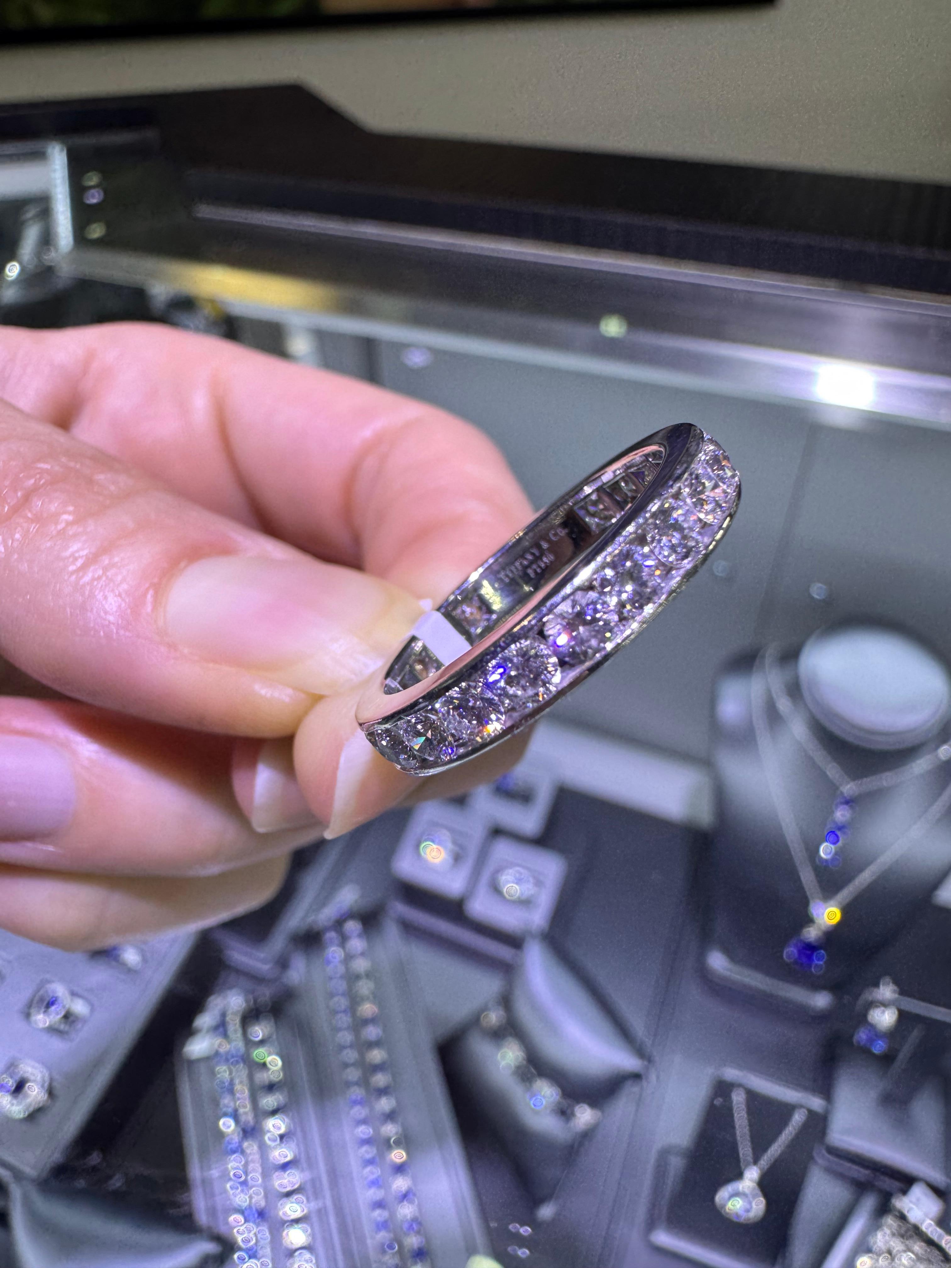 Tiffany & Co. Anello di eternità in platino con diamante naturale incastonato a canale In magazzino in vendita 6