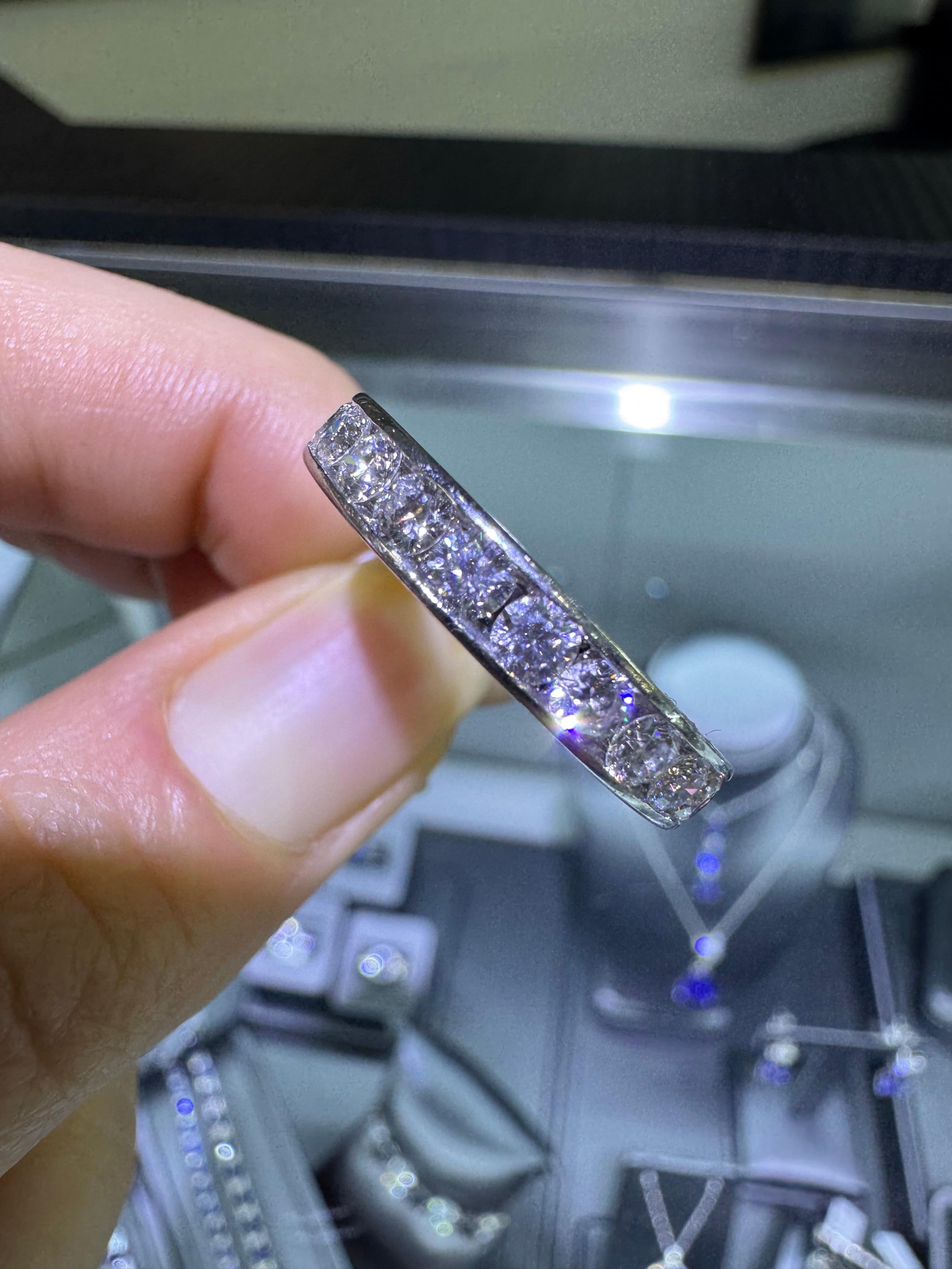 Tiffany & Co. Anello di eternità in platino con diamante naturale incastonato a canale In magazzino in vendita 7