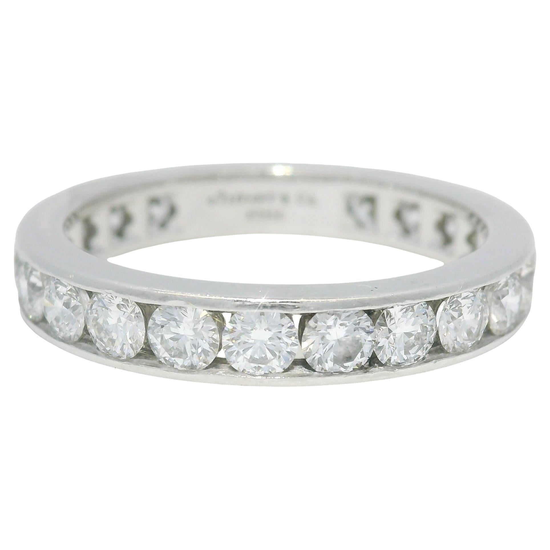 Tiffany 
Co. Anello di eternità in platino con diamante naturale incastonato a canale In magazzino