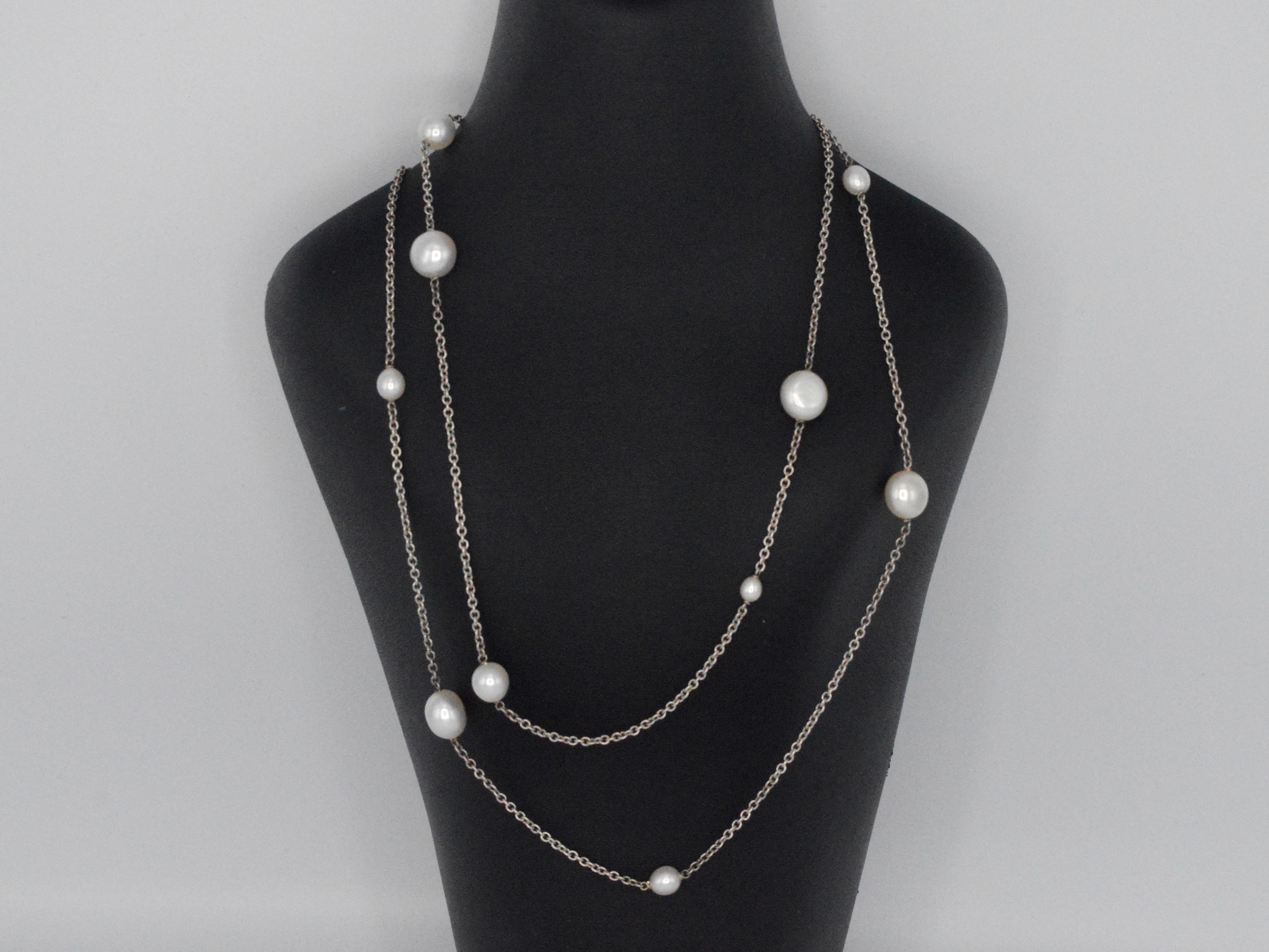 Voici le collier de perles Peretti de Tiffany & Co, symbole d'une élégance et d'une sophistication intemporelles. Fabriqué en argent 925, ce collier exquis pèse 17,3 grammes et mesure 90 cm de long, ce qui lui confère polyvalence et style. Présenté