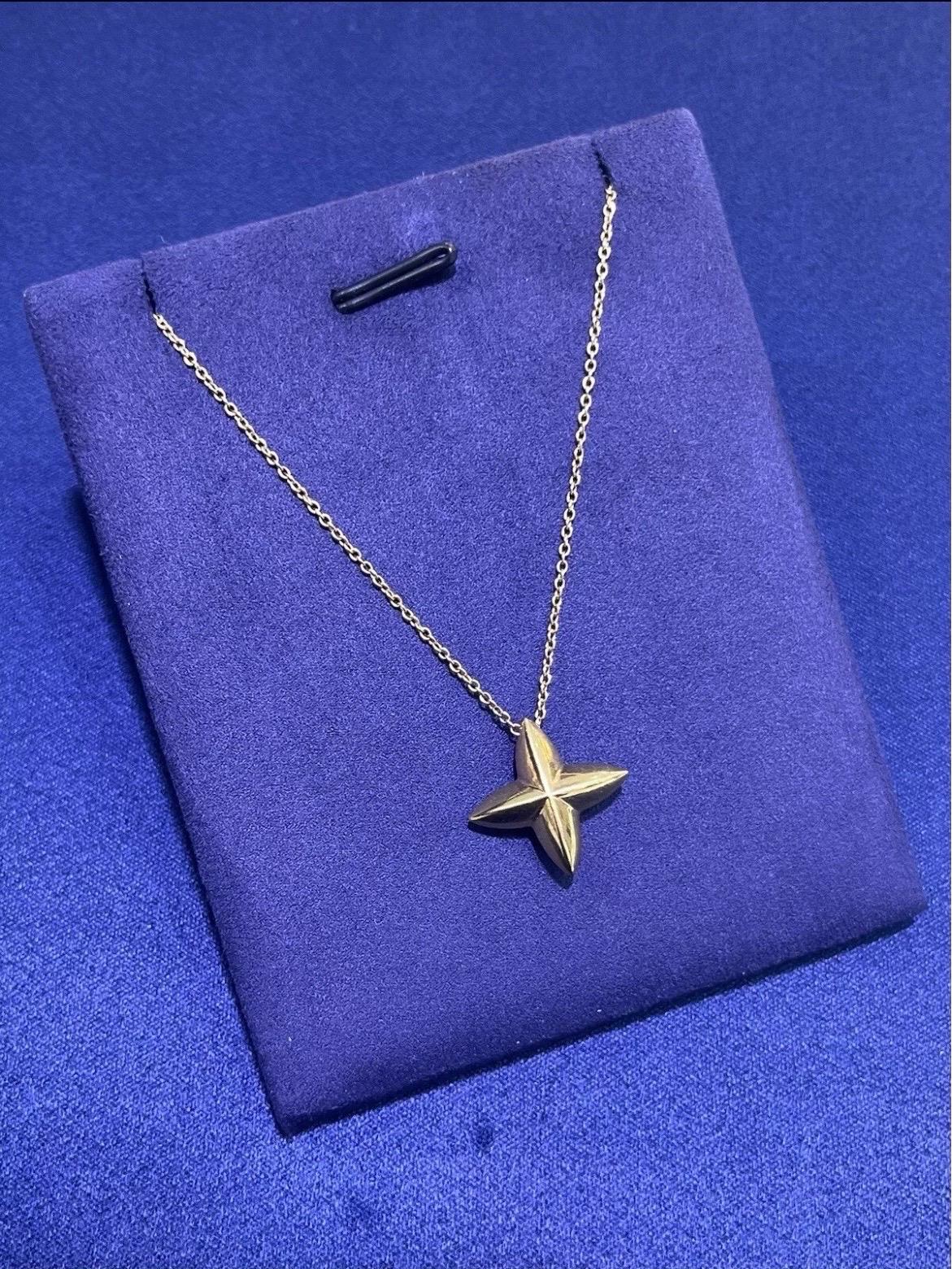 La collection Tiffany & Co. Le collier étoile Sirius, conçu par Eleg/One, est une pièce à couper le souffle qui incarne l'élégance et la beauté céleste. Réalisé en or jaune 18 carats, le pendentif représente l'emblématique étoile Sirius, symbole de