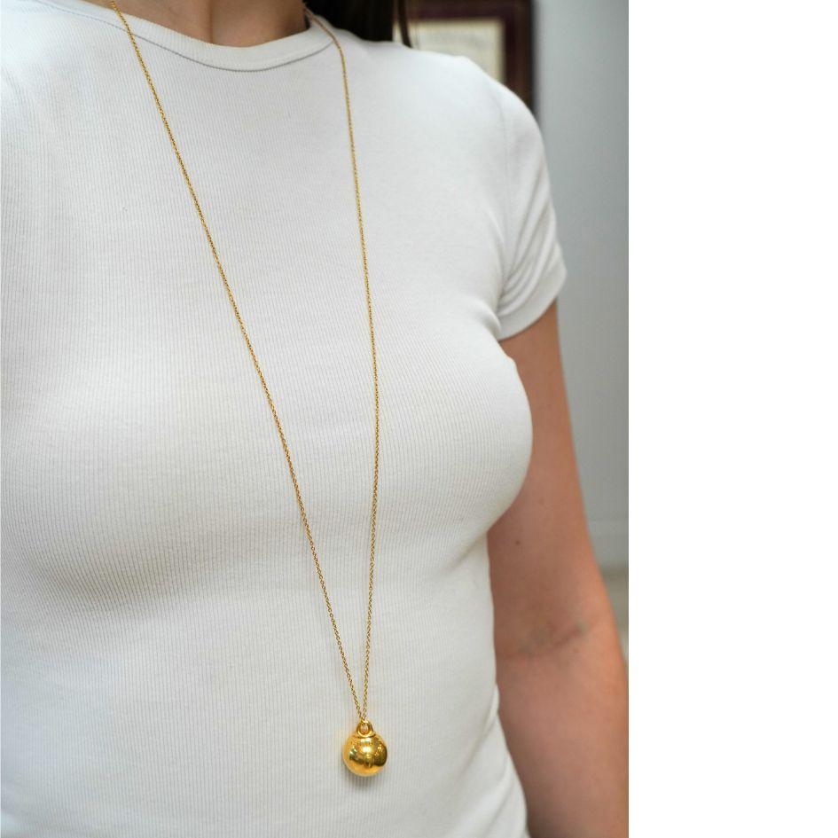 Cette pièce de Tiffany & Co. Le collier à pendentif boule HardWear est réalisé en or jaune 18 carats massif. Le pendentif sphérique est gravé 