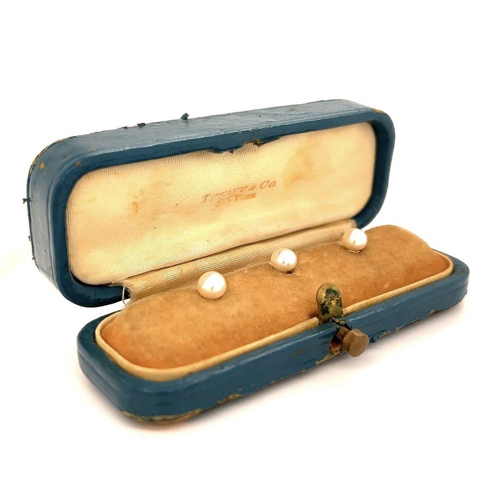 TIFFANY & CO New York 3 Pearl and Gold Stud Set in Original Box Tiffany & Co Classic Three Pearl and 18K Yellow Gold Stud Set. Jedes Set mit einer 5,25-5,50mm Perle. In Original Tiffany & Co Box. Klassisch und zeitlos... Ein Stück, das Sie immer