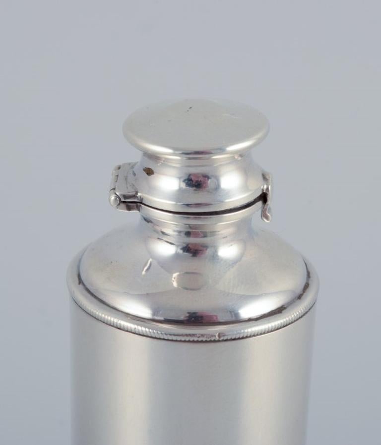 Tiffany & Co. New York, Art Deco perfume bottle in sterling silver with a hinged lid.
Approximately from the 1920s.
Hallmarked.
Perfect condition.
Dimensions: H 11.2 cm x D 3.5 cm.