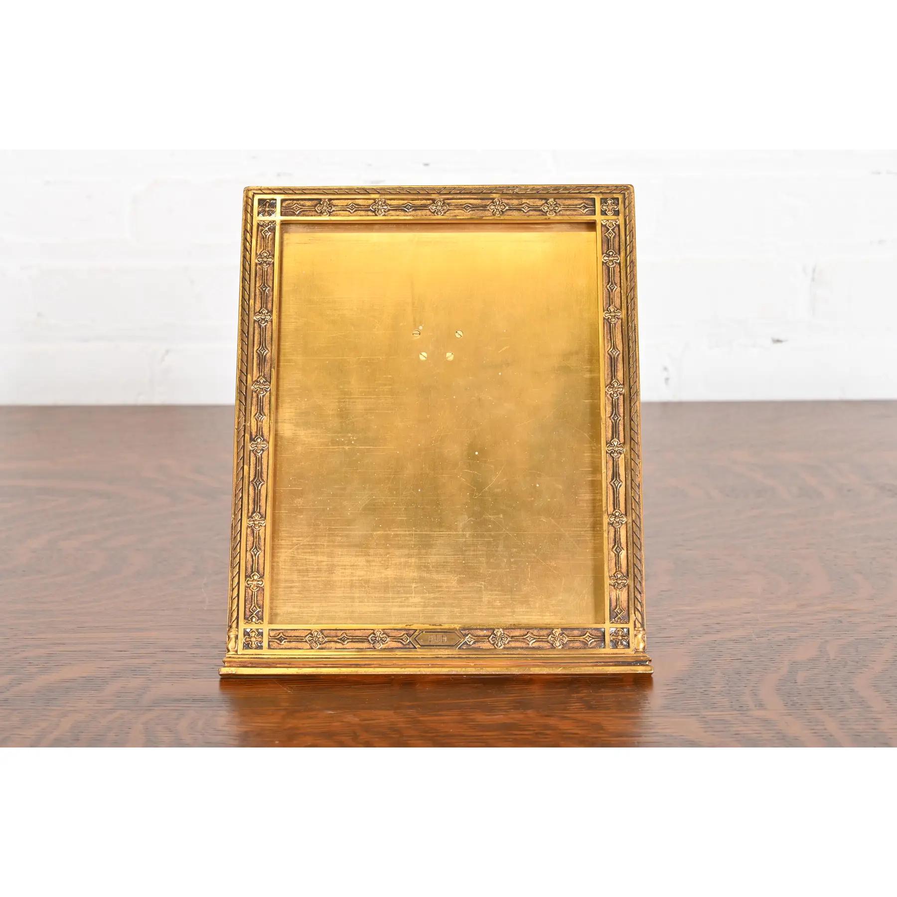 A gorgeous Art Nouveau period gilt bronze large picture frame

By Tiffany & Co. (signed to the back)

USA, Early 20th Century

Measures: 9