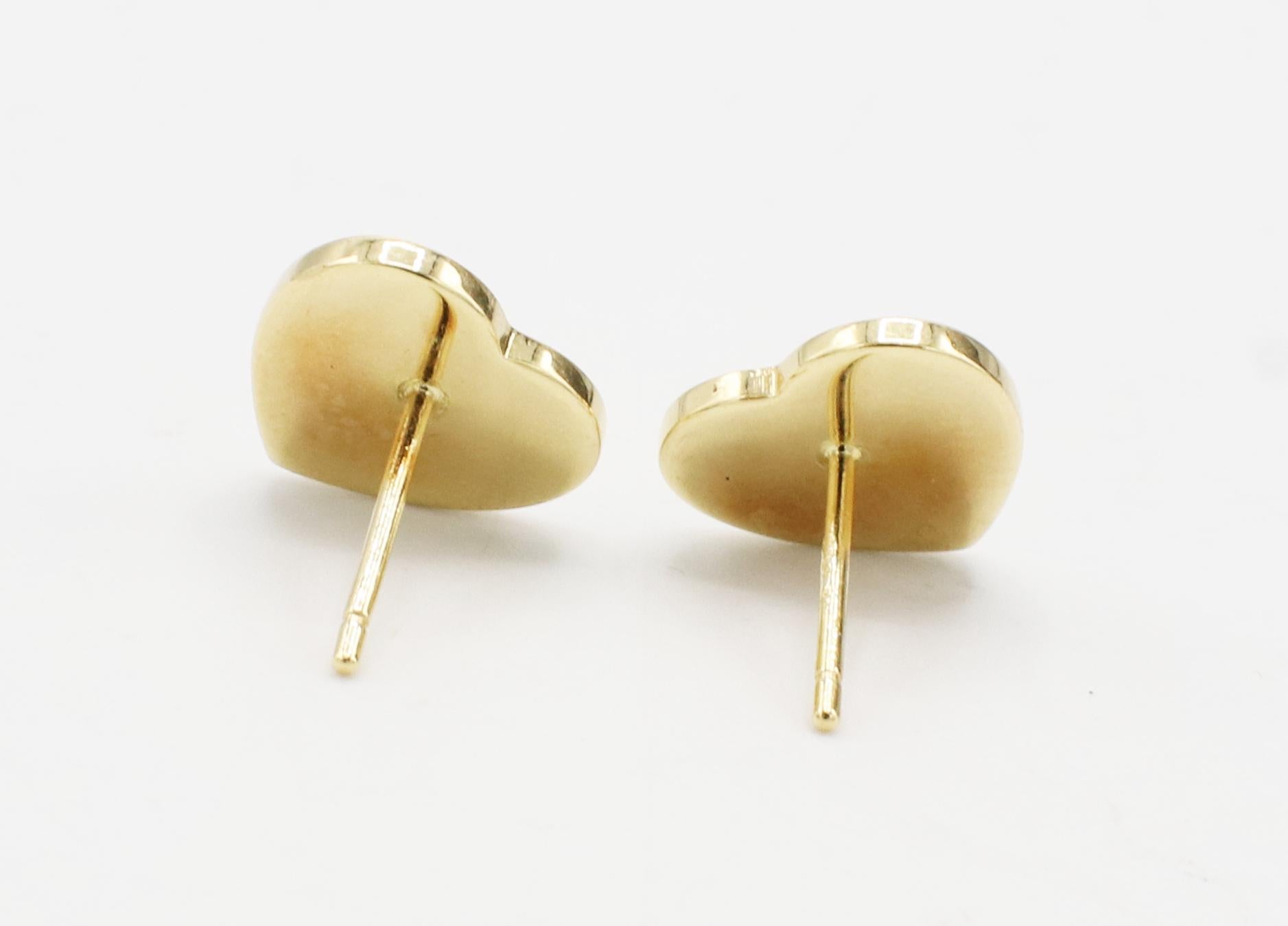 Moderne Tiffany & Co. Notes de New York Clous d'oreilles en or jaune 18 carats avec logo en forme de cœur en vente
