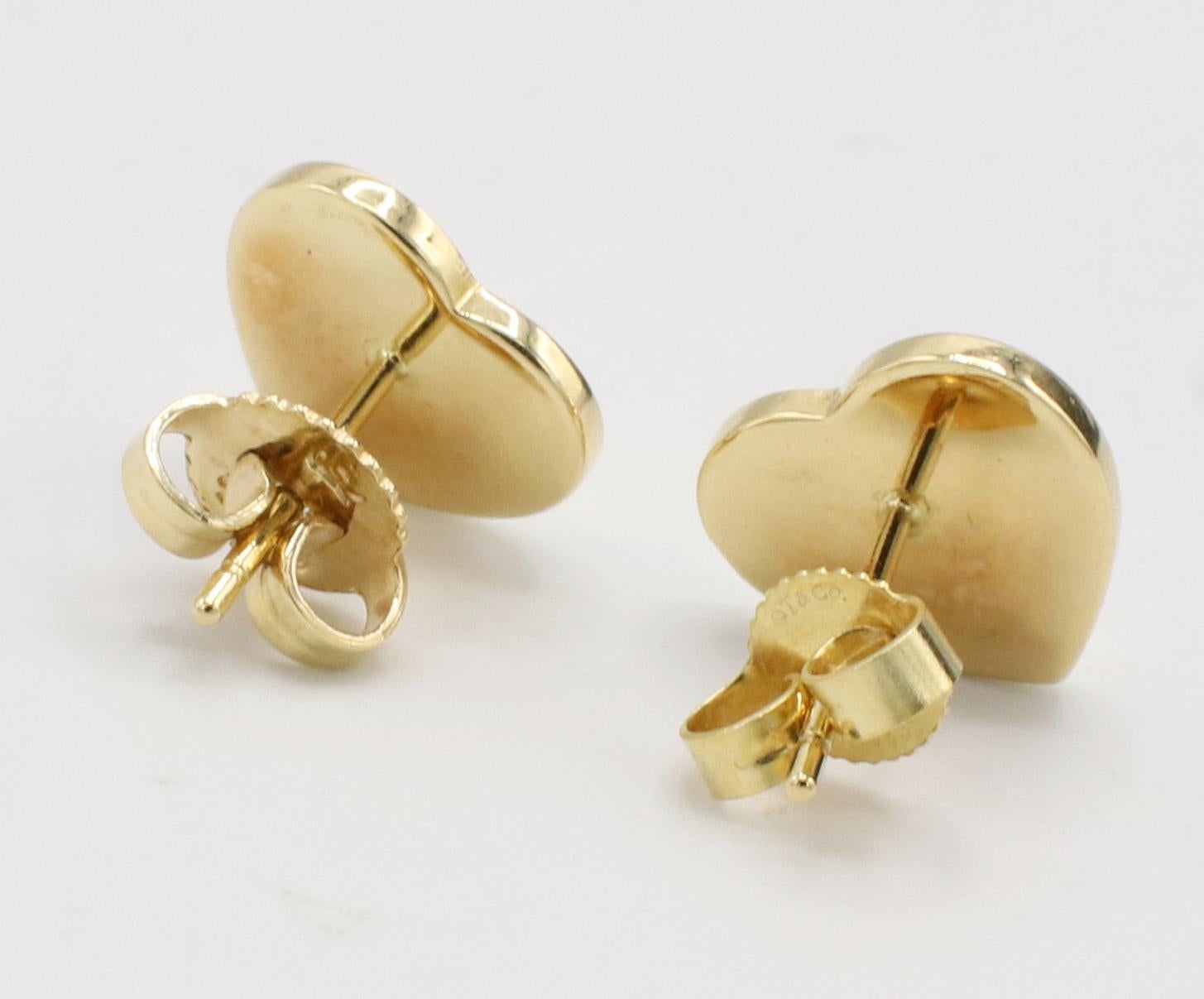Tiffany & Co. Notes de New York Clous d'oreilles en or jaune 18 carats avec logo en forme de cœur Excellent état - En vente à  Baltimore, MD