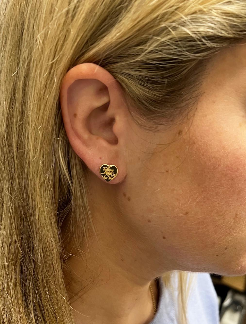 Tiffany & Co. Notes de New York Clous d'oreilles en or jaune 18 carats avec logo en forme de cœur Pour femmes en vente