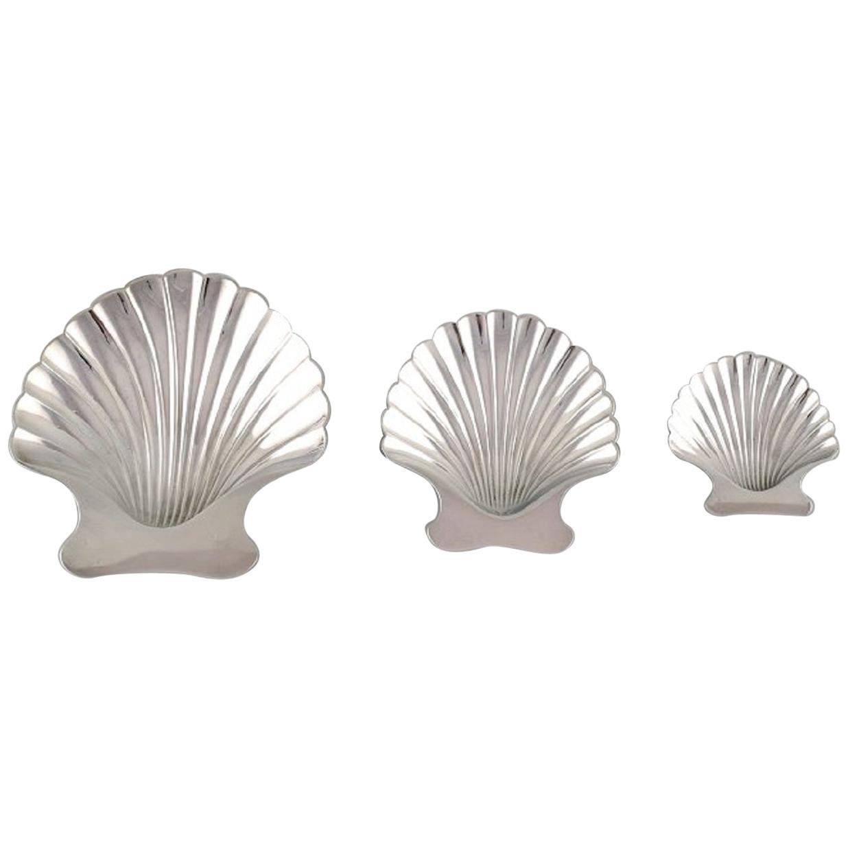 Tiffany & Co. 'New York', Three Silver Bowls on Feet Shaped as Seashells