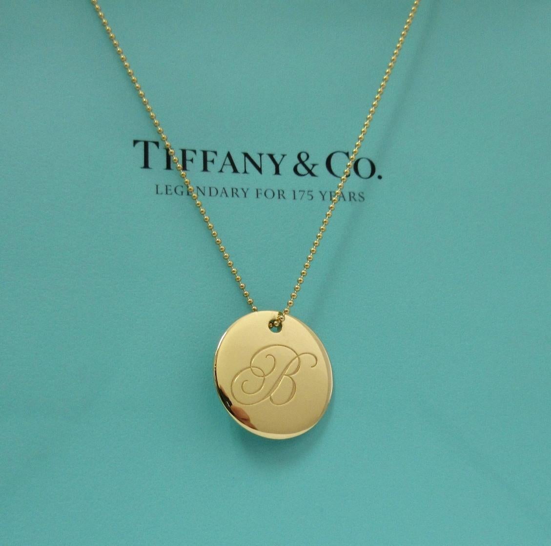 TIFFANY & Co. Notes 18K Gold Alphabet Letter B Disc Round Pendant Necklace LARGE In New Condition In Los Angeles, CA