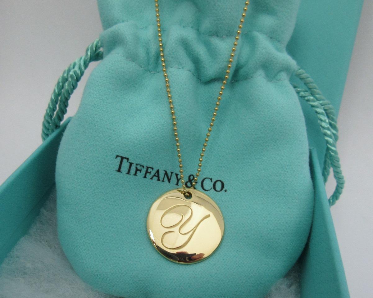 TIFFANY & Co. Notes Collier Alphabet Lettre Y Disque pendentif rond en or 18K LARGE Excellent état - En vente à Los Angeles, CA