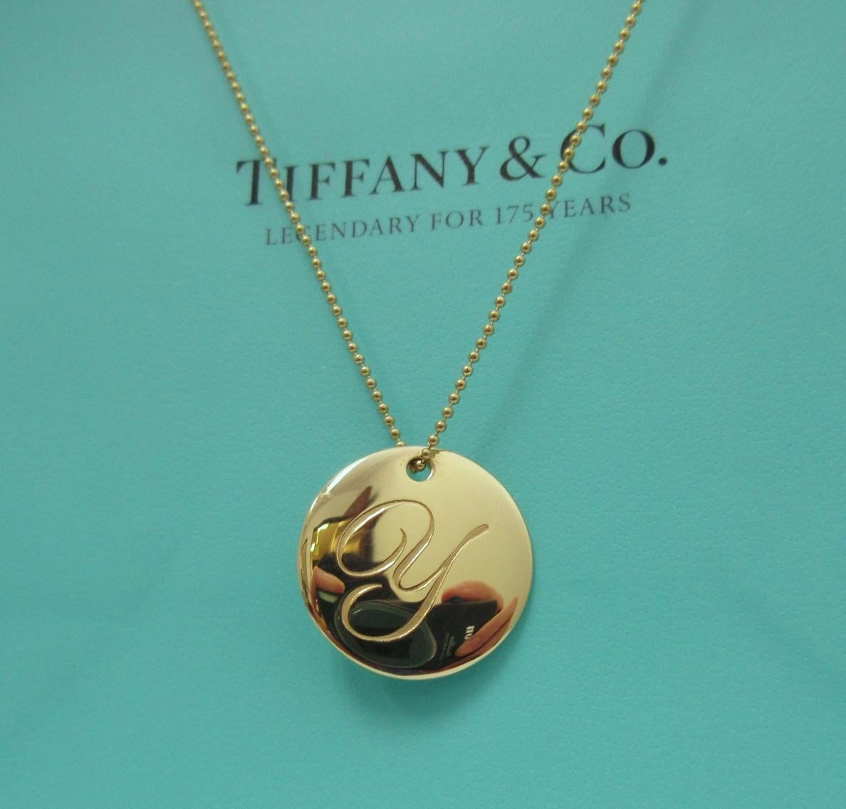 TIFFANY & Co. Notes Collier Alphabet Lettre Y Disque pendentif rond en or 18K LARGE Pour femmes en vente