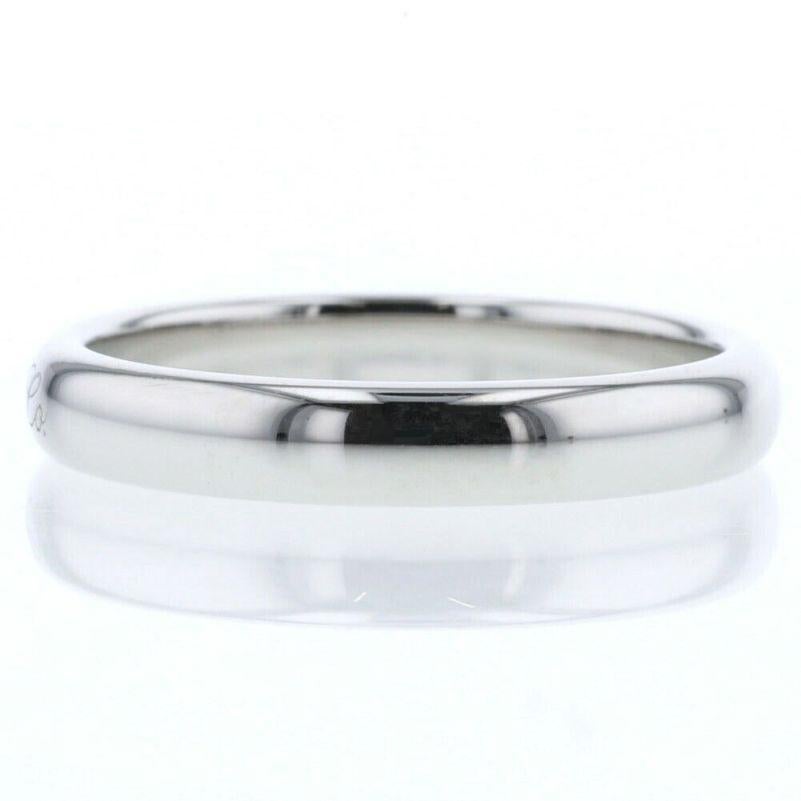 TIFFANY & Co. Notes Platinum 3mm Lucida Wedding Band Ring 5 In Excellent Condition For Sale In Los Angeles, CA