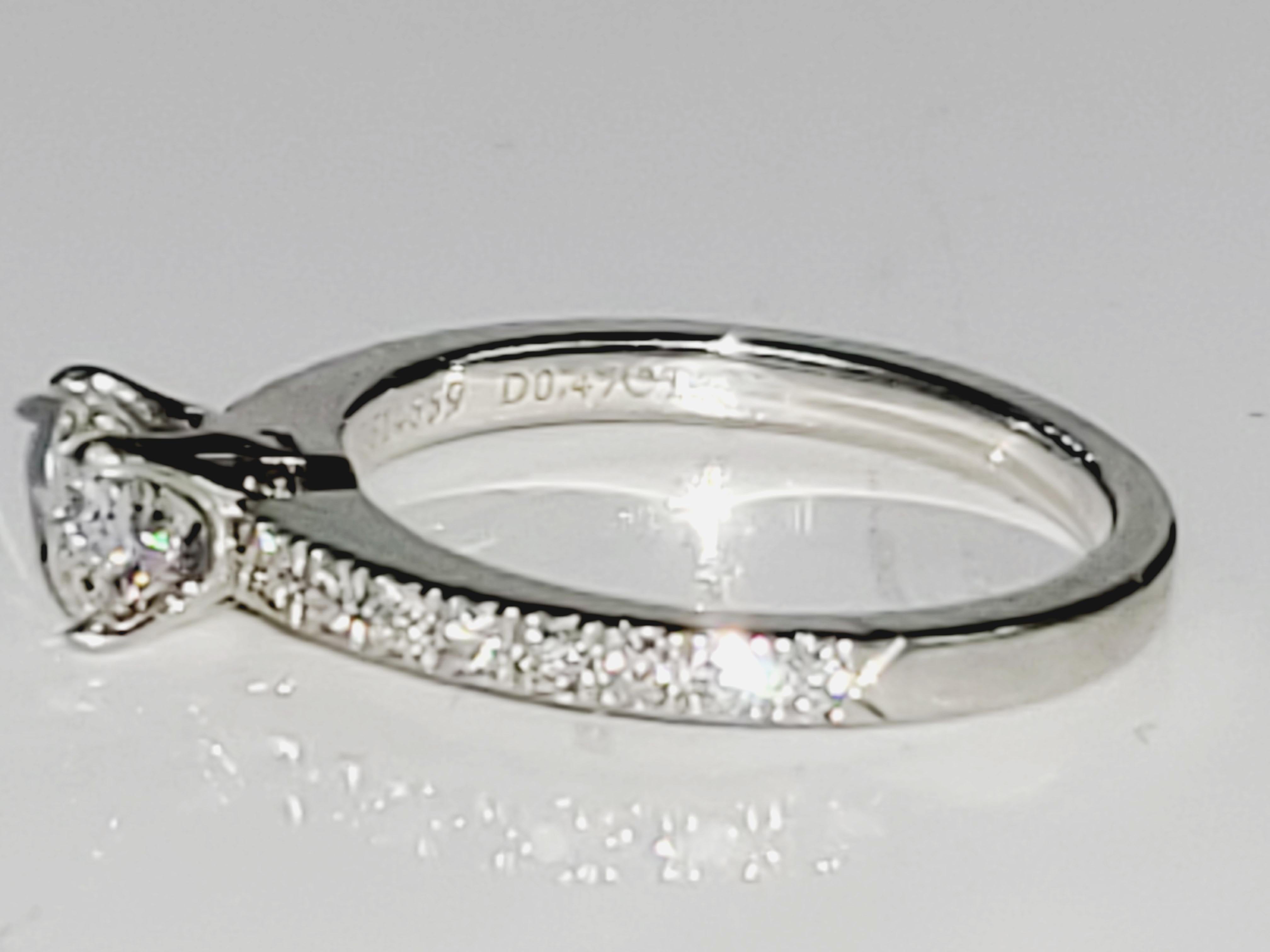 Romantique Tiffany & Co Novo, bague de fiançailles en platine avec diamant taille coussin 0,47 en vente