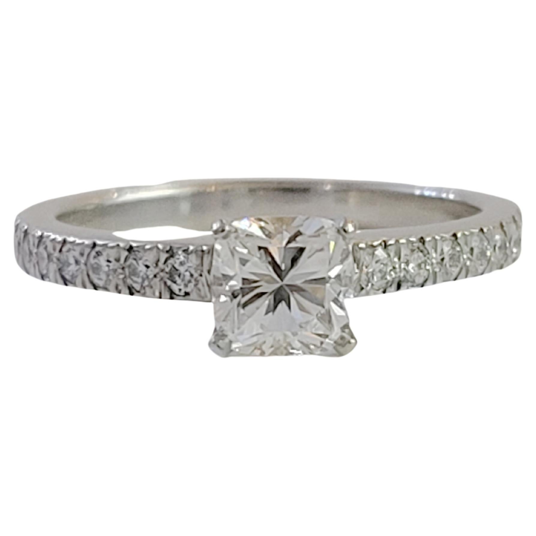 Tiffany & Co Novo, bague de fiançailles en platine avec diamant taille coussin 0,47 en vente