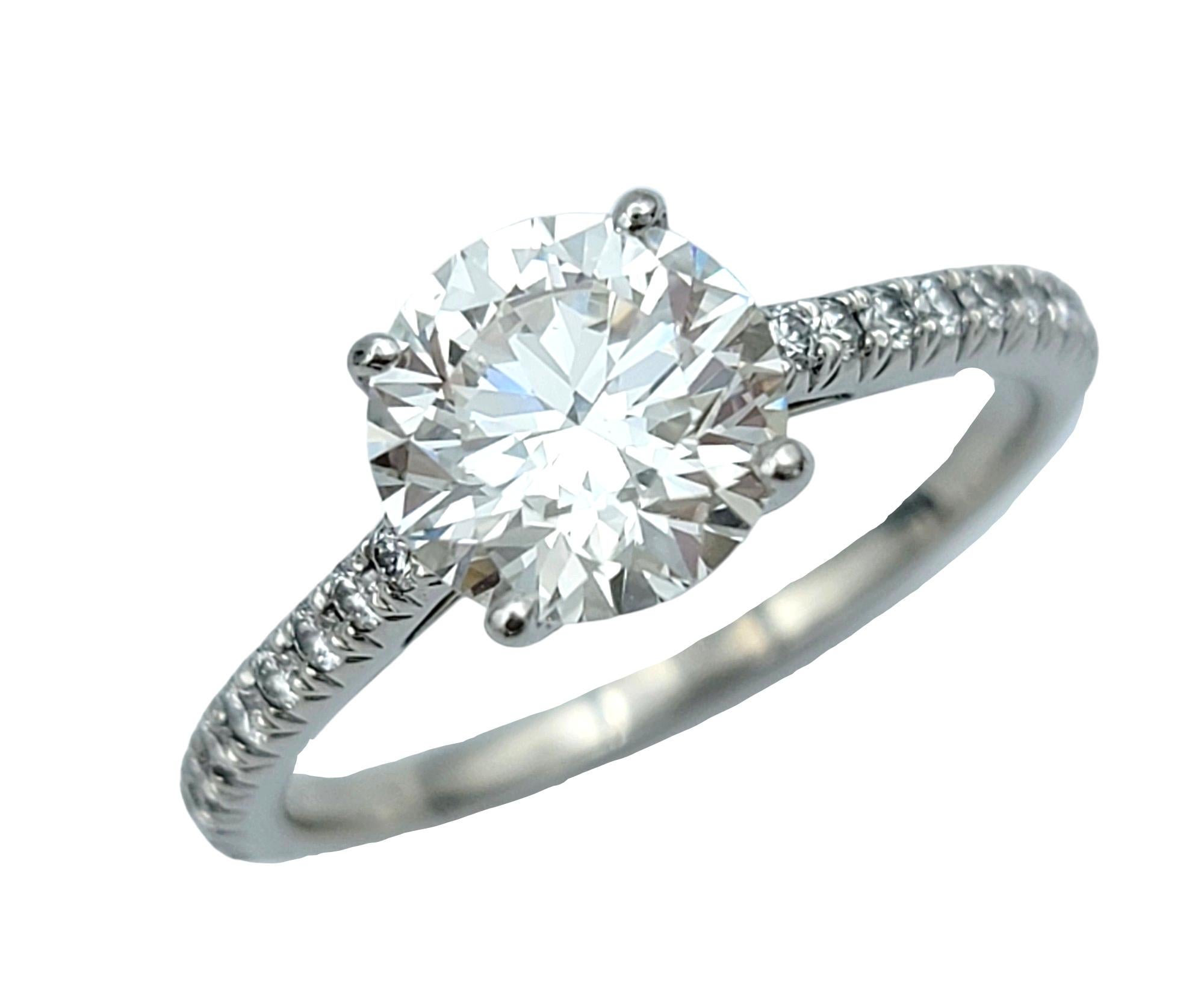 Taille de lla bague : 6

Cette époustouflante pièce de Tiffany & Co. La bague de fiançailles solitaire en diamant Novo est l'incarnation de l'élégance et de la sophistication intemporelles. Sertie dans un luxueux platine, cette bague présente en son