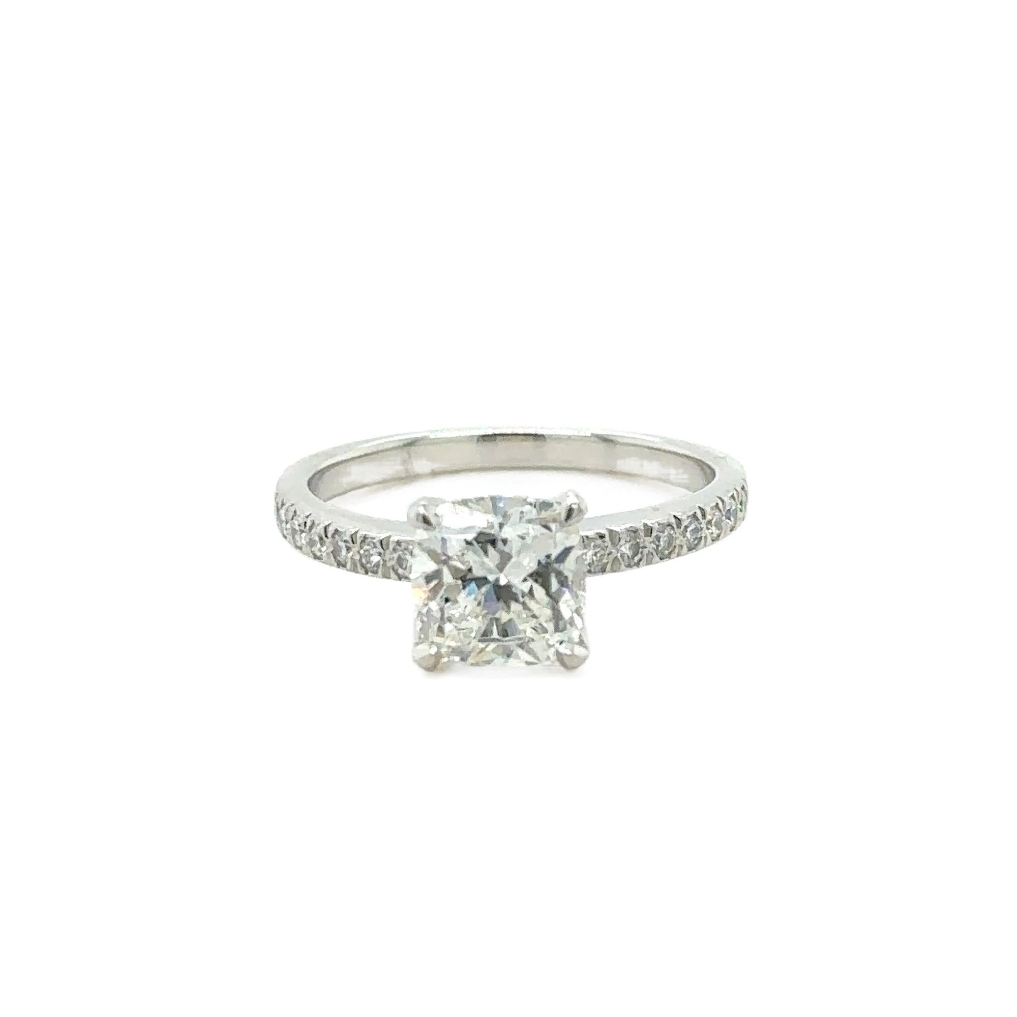 Taille coussin Tiffany & Co NOVO, bague Eng en platine avec diamant coussin serti pavé de 1,47 carat en vente