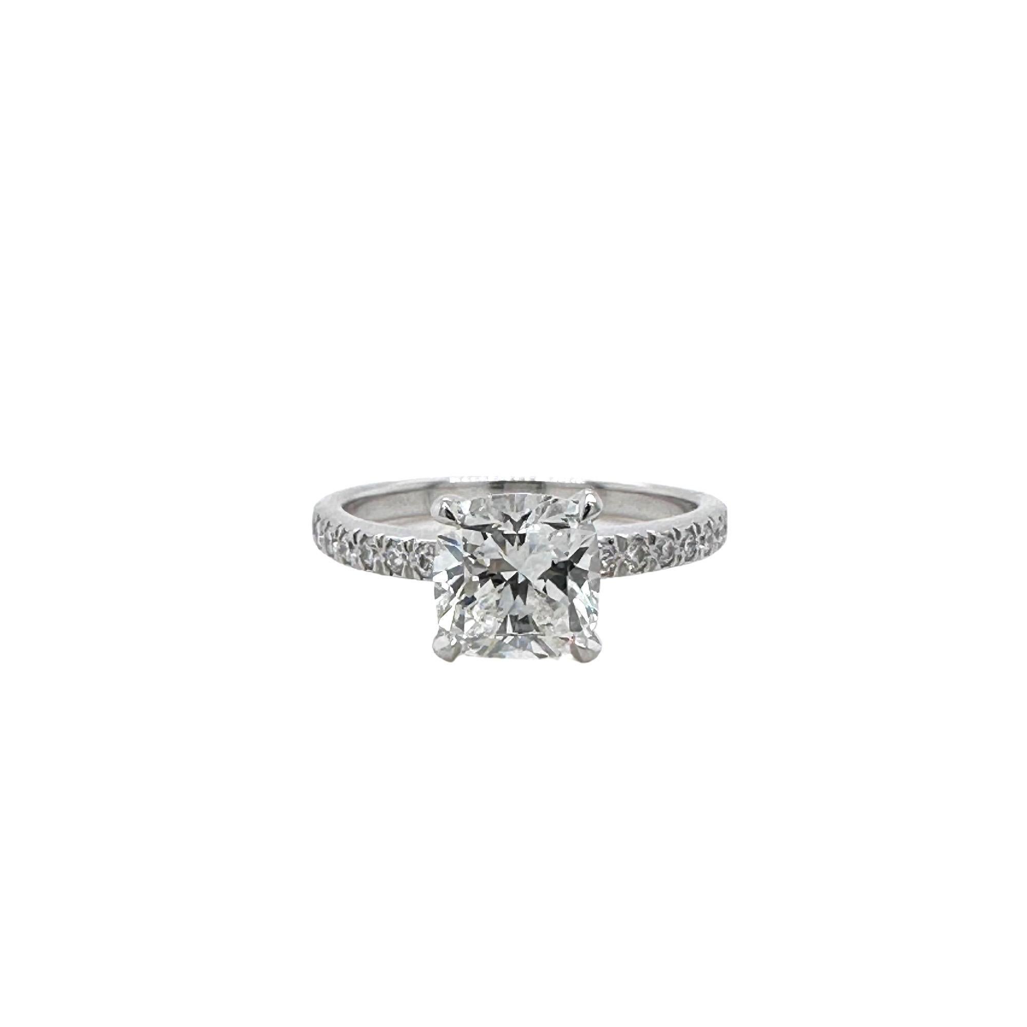 Tiffany & Co NOVO, bague Eng en platine avec diamant coussin serti pavé de 1,47 carat Excellent état - En vente à San Diego, CA