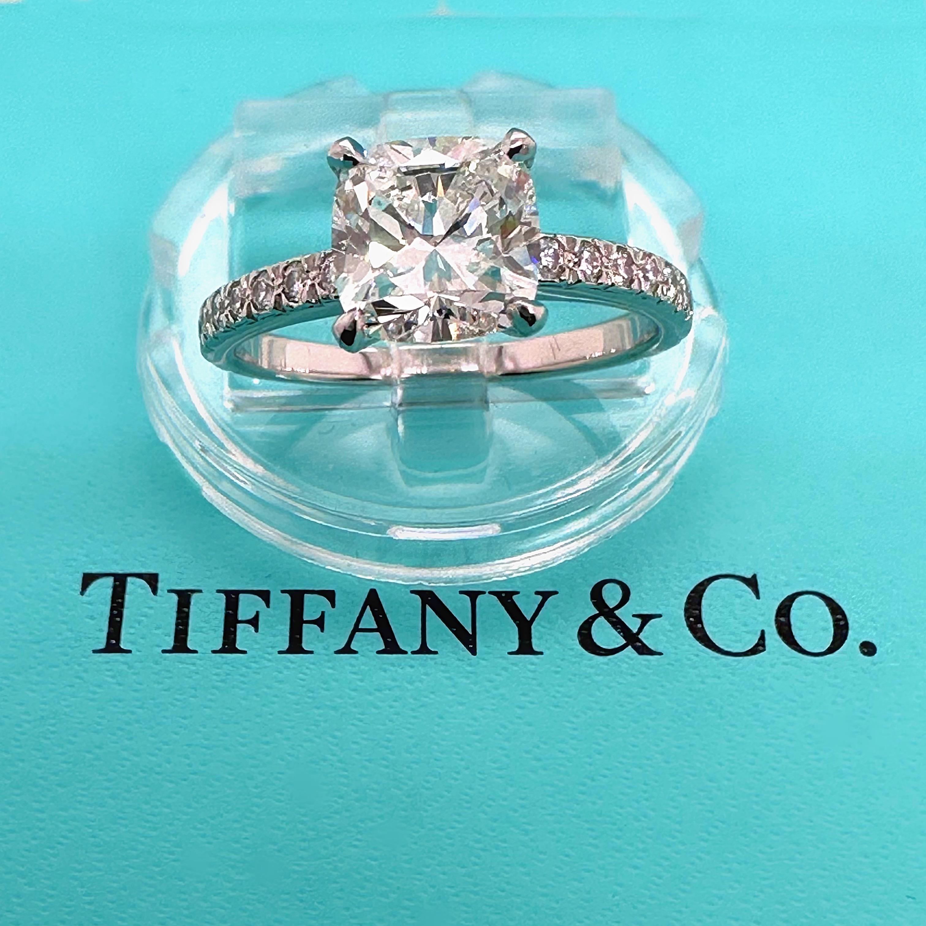 Tiffany & Co NOVO, bague Eng en platine avec diamant coussin serti pavé de 1,47 carat en vente 5