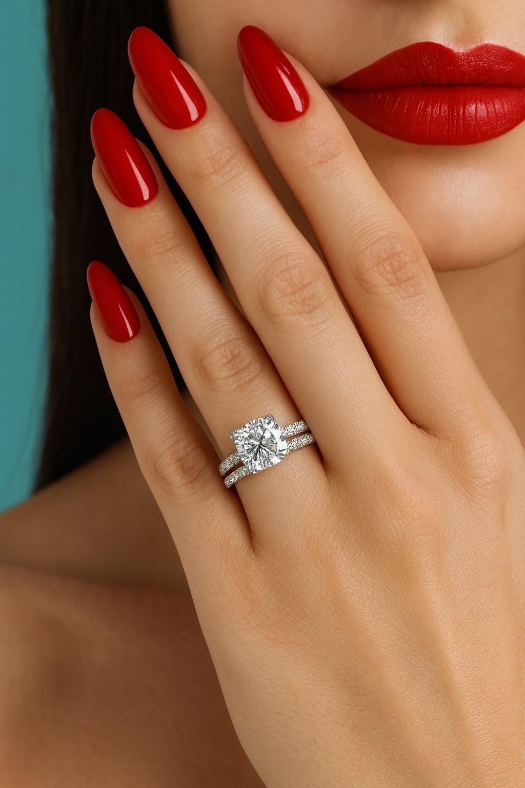 Tiffany & Co. Anillo de compromiso de diamantes talla cojín Novo

Esta icónica pieza de Tiffany & Co. El anillo de compromiso Novo presenta un impresionante diamante de talla cojín en su centro, con un peso de 3,11 quilates. El diamante es de color