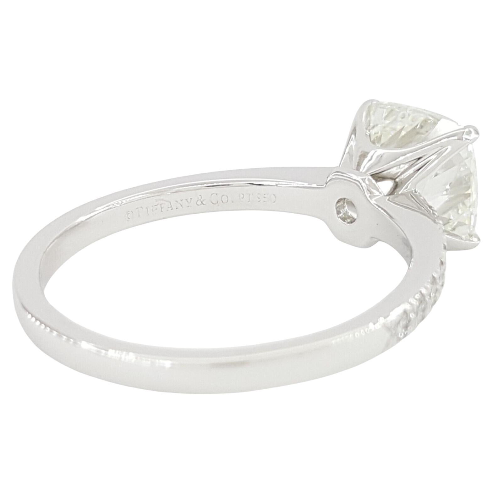 Tiffany & Co. NOVO Platinum Cushion Brilliante Cut Diamond Engagement Ring 2.37 ct Total Weight . 

La bague pèse 4,5 grammes, taille 7,5, la pierre centrale est un diamant naturel de taille brillant coussin Novo pesant 2,21 ct, de couleur G, de