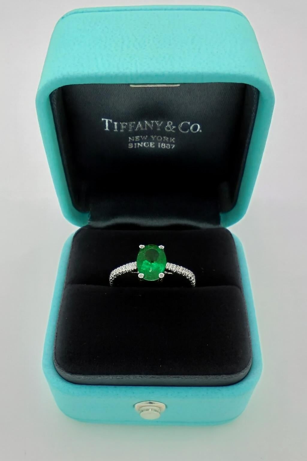 Contemporaneo Tiffany & Co. Anello Novo con smeraldo ovale e diamante in platino in vendita