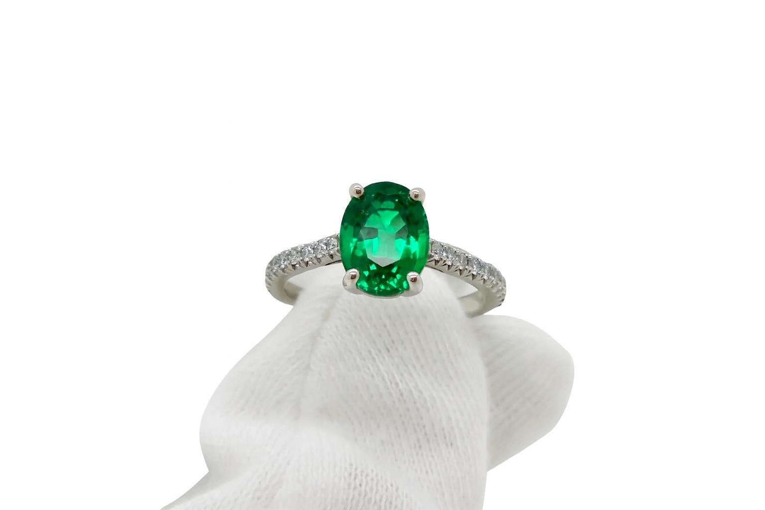 Taglio ovale Tiffany & Co. Anello Novo con smeraldo ovale e diamante in platino in vendita