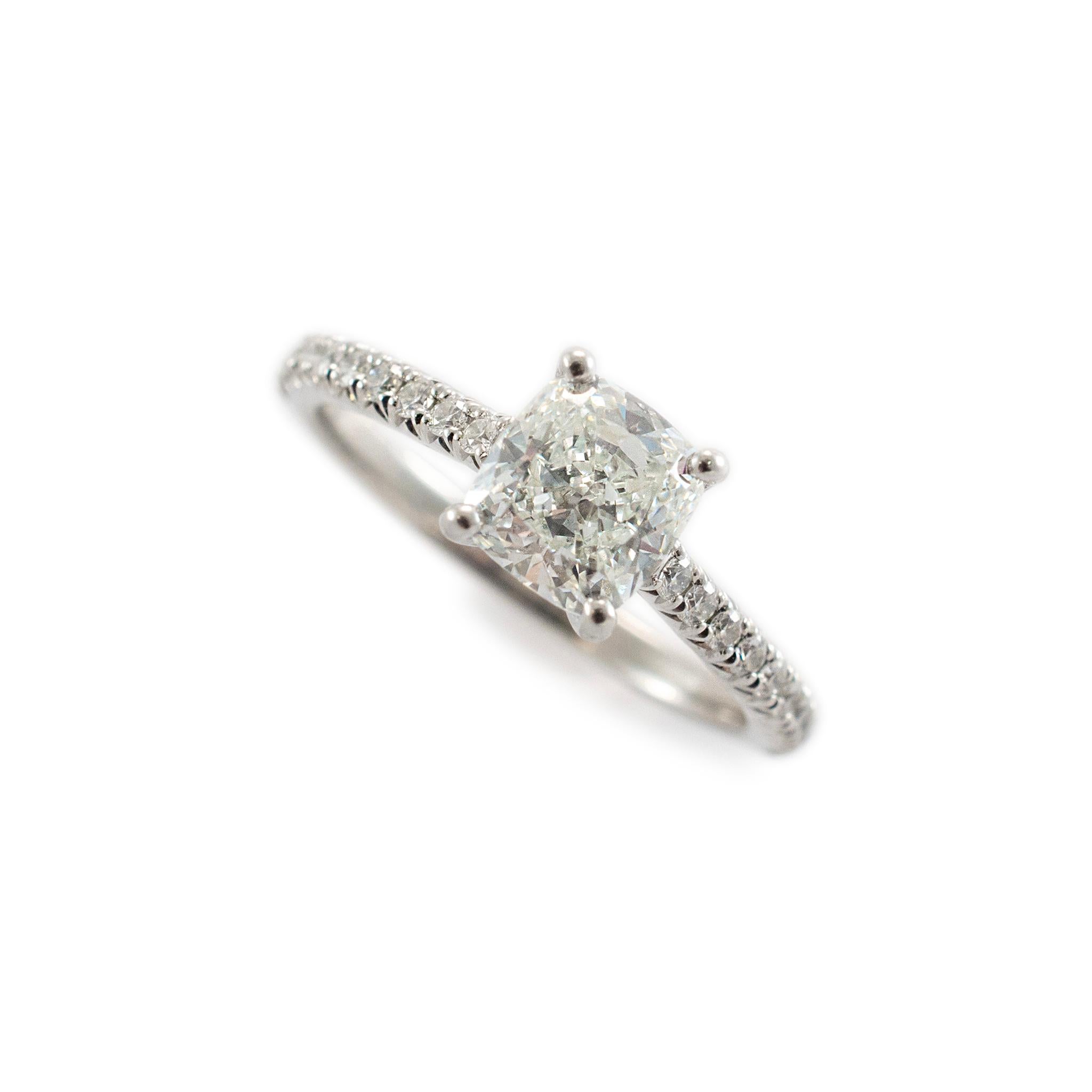 Marke: Tiffany & Co.

Geschlecht: Unisex

Metall Typ: 950 Platin

Größe: 5

Gewicht: 147.00 Gramm
Verlobungsring mit Diamanten aus 950er Platin, akzentuiert mit einem halbrunden Schaft. Das Metall wurde getestet und als 950er Platin eingestuft.