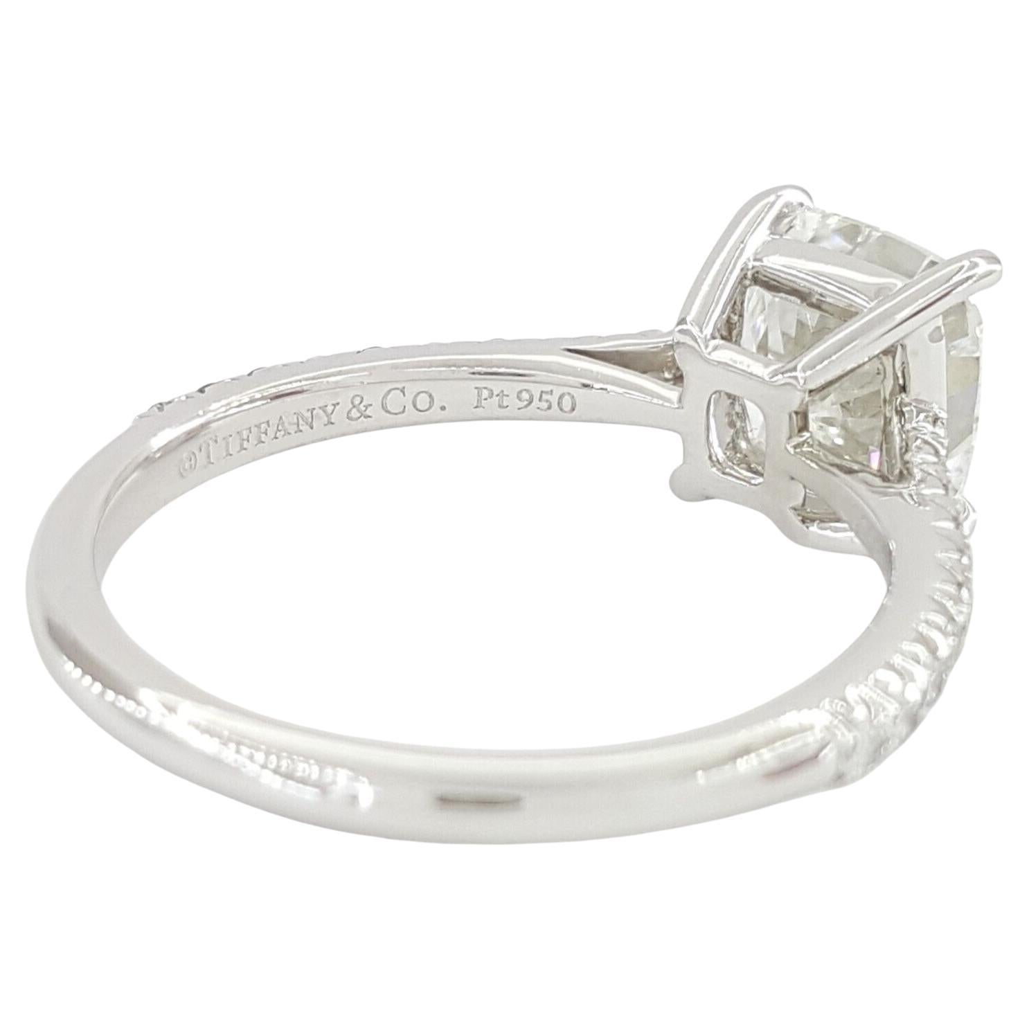 Tiffany & Co. NOVO Tiffany & Co. NOVO  Bague de fiançailles en platine avec diamant taillé en coussin et brillant. 