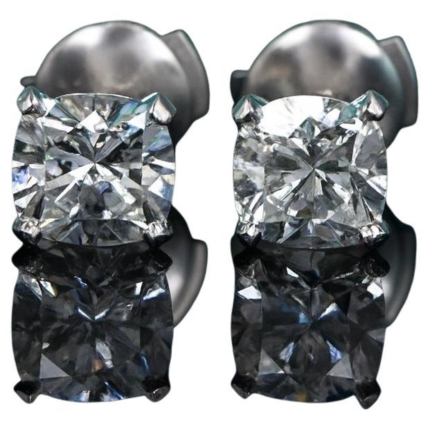 Tiffany & Co. Novo Platin Cushion Diamant-Ohrstecker

Ein exquisites Paar authentischer Tiffany & Co. Novo Diamant-Ohrstecker aus massivem Platin 950.

Diamanten:

Ein Diamant im Kissenschliff mit einem Gewicht von 1,26 Karat, Farbe G, Reinheit