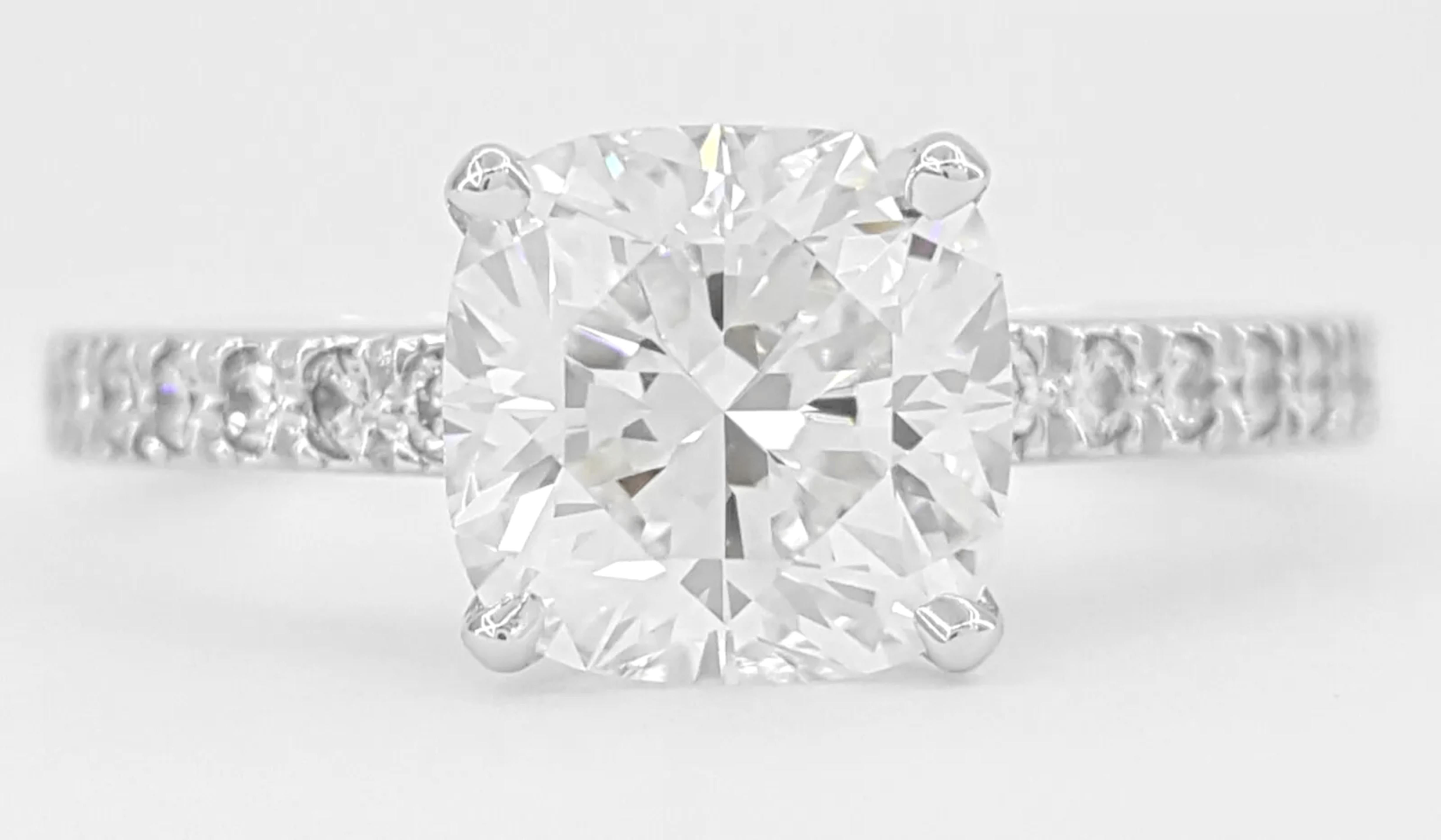 Tiffany & Co. Bague de fiançailles Novo Platinum Diamond - 1.66 Ctw, D Color, VS1 Clarity - Taille 4.25

Une pièce exceptionnelle de la collection emblématique de Tiffany & Co. Novo, cette bague de fiançailles en platine présente un poids total de