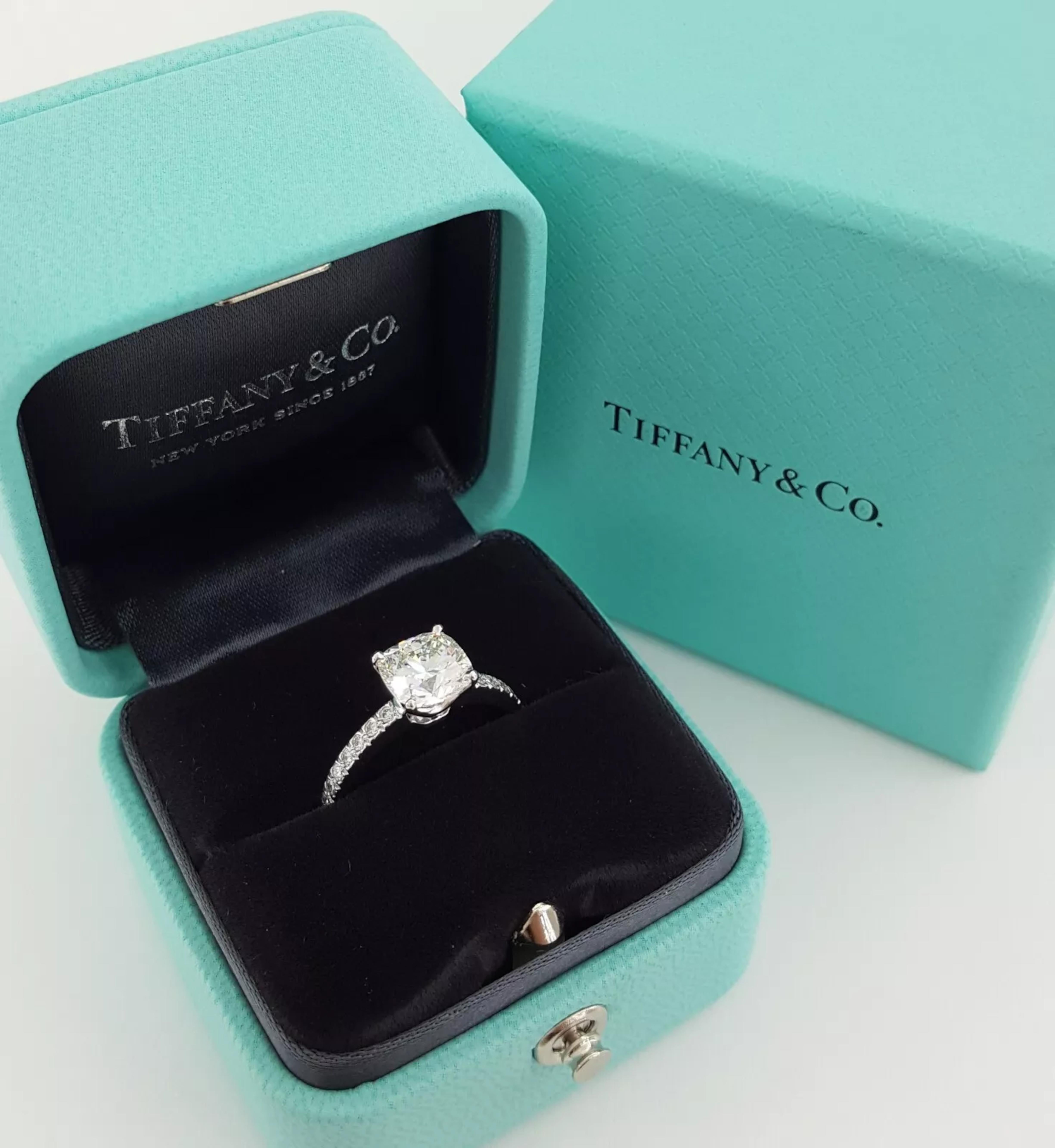 Tiffany & Co. NOVO Platinum Engagement Ring In New Condition For Sale In Chicago, IL