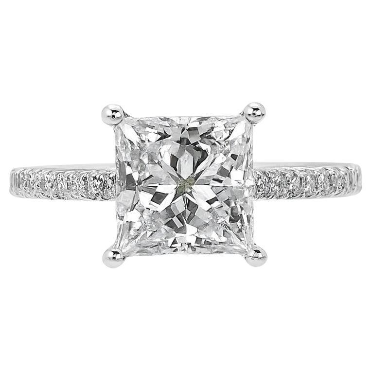 Tiffany & Co. Bague de fiançailles Novo en platine avec diamant taille princesse

Cette magnifique pièce de Tiffany & Co. La bague de fiançailles Novo est ornée d'un diamant de taille princesse de 2,61 carats, nouvellement remonté chez Tiffany &