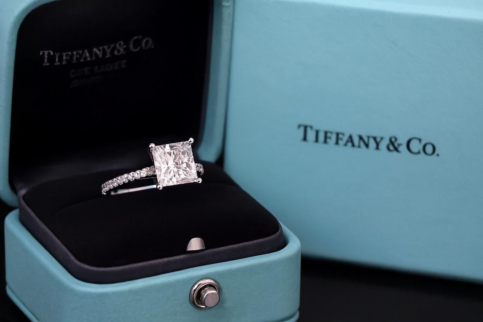 Tiffany & Co. Bague de fiançailles Novo en platine avec diamant taille princesse Excellent état - En vente à Chicago, IL