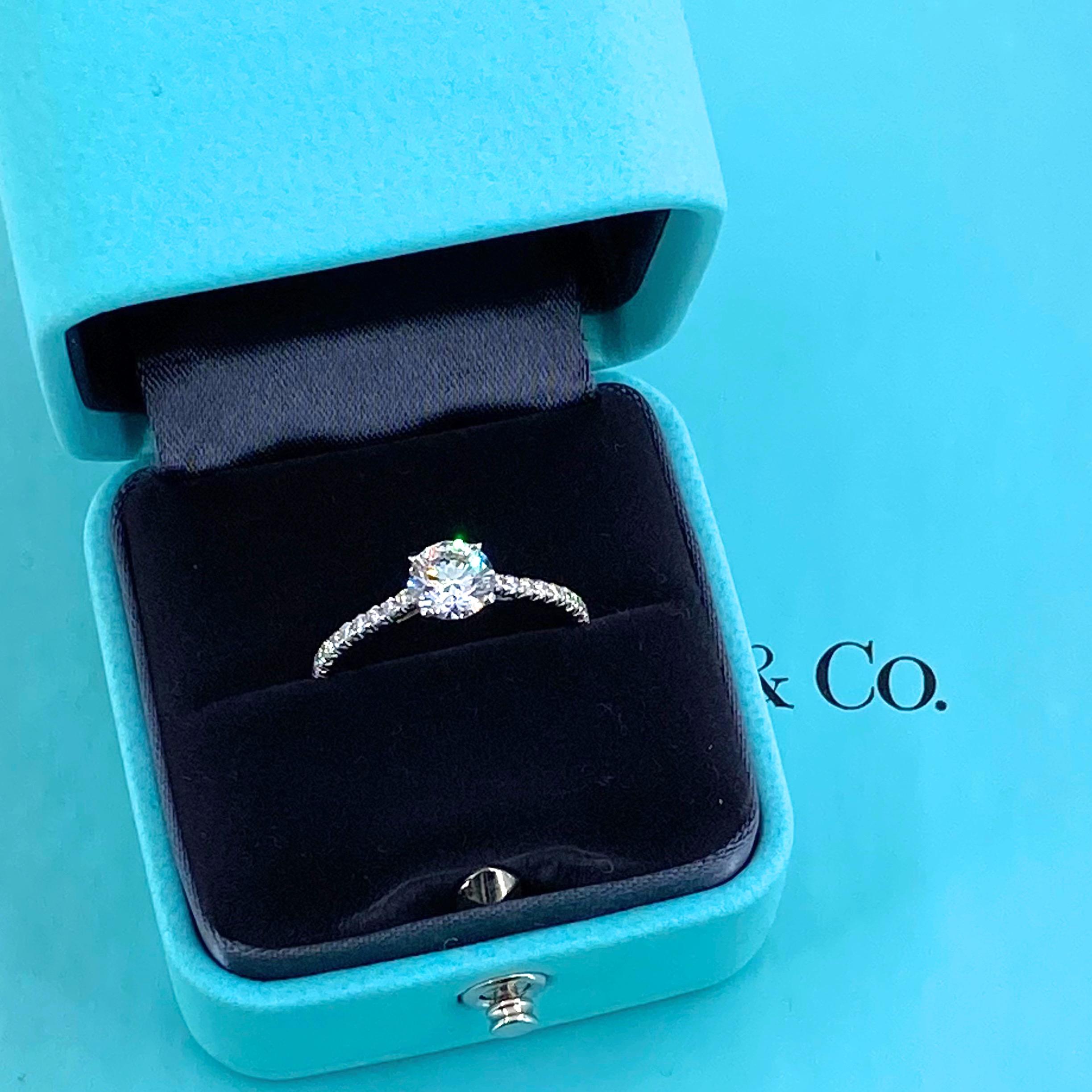 Tiffany & Co. Verlobungsring aus Platin mit rundem Novo-Diamant 1,10 Tcw im Zustand „Hervorragend“ in San Diego, CA