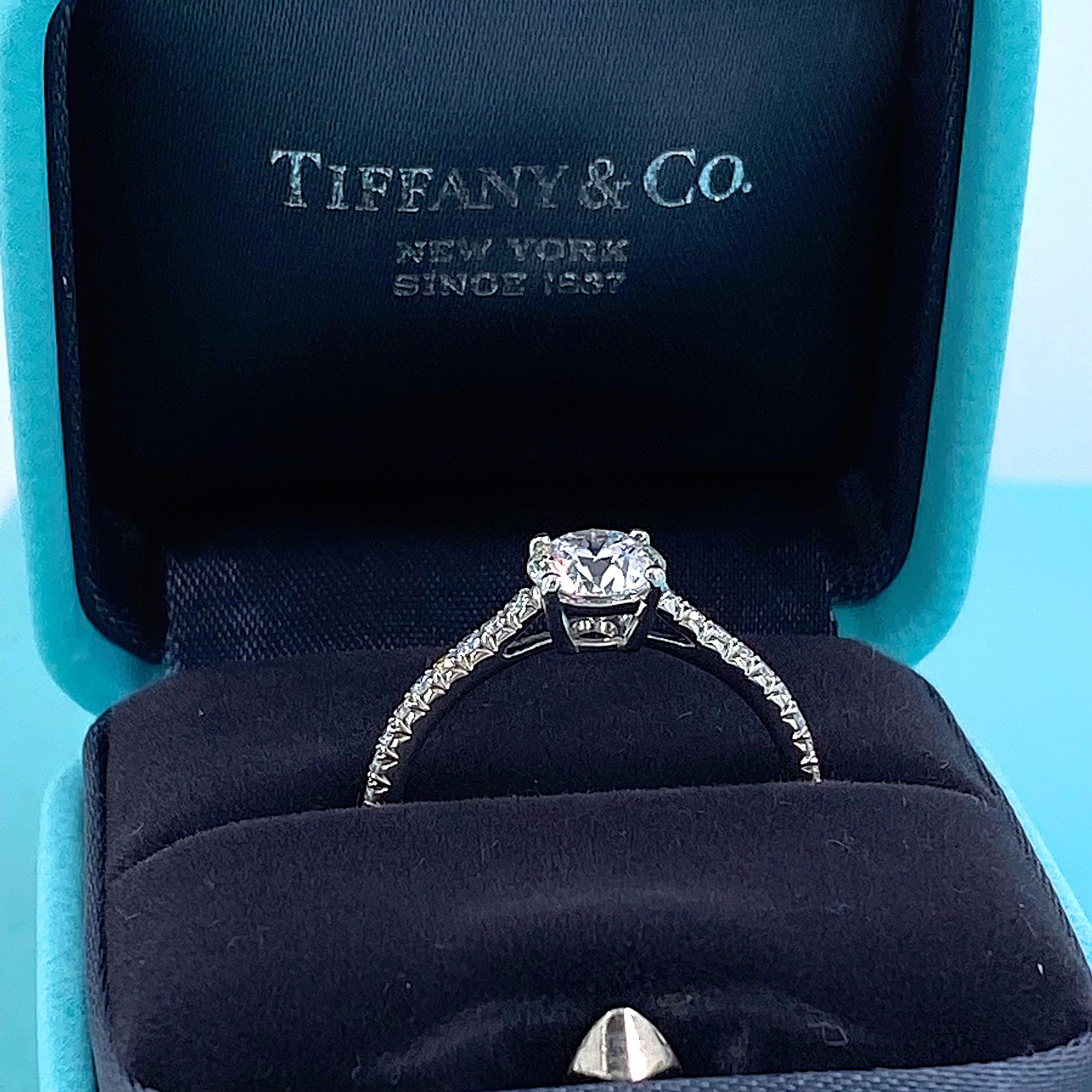 Tiffany & Co. Verlobungsring aus Platin mit rundem Novo-Diamant 1,10 Tcw 3