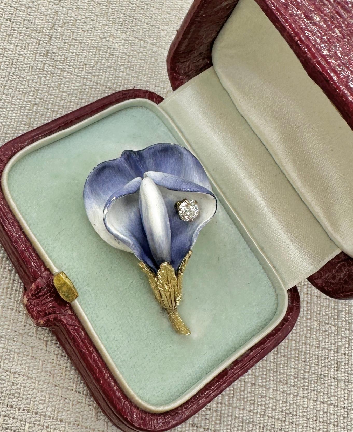 Il s'agit d'une extraordinaire broche fleur en émail avec diamants taillés à l'ancienne, dans son écrin Tiffany & Co.  La magnifique fleur entièrement tridimensionnelle représente probablement un lis Calla ou une orchidée.  L'émail polychrome est